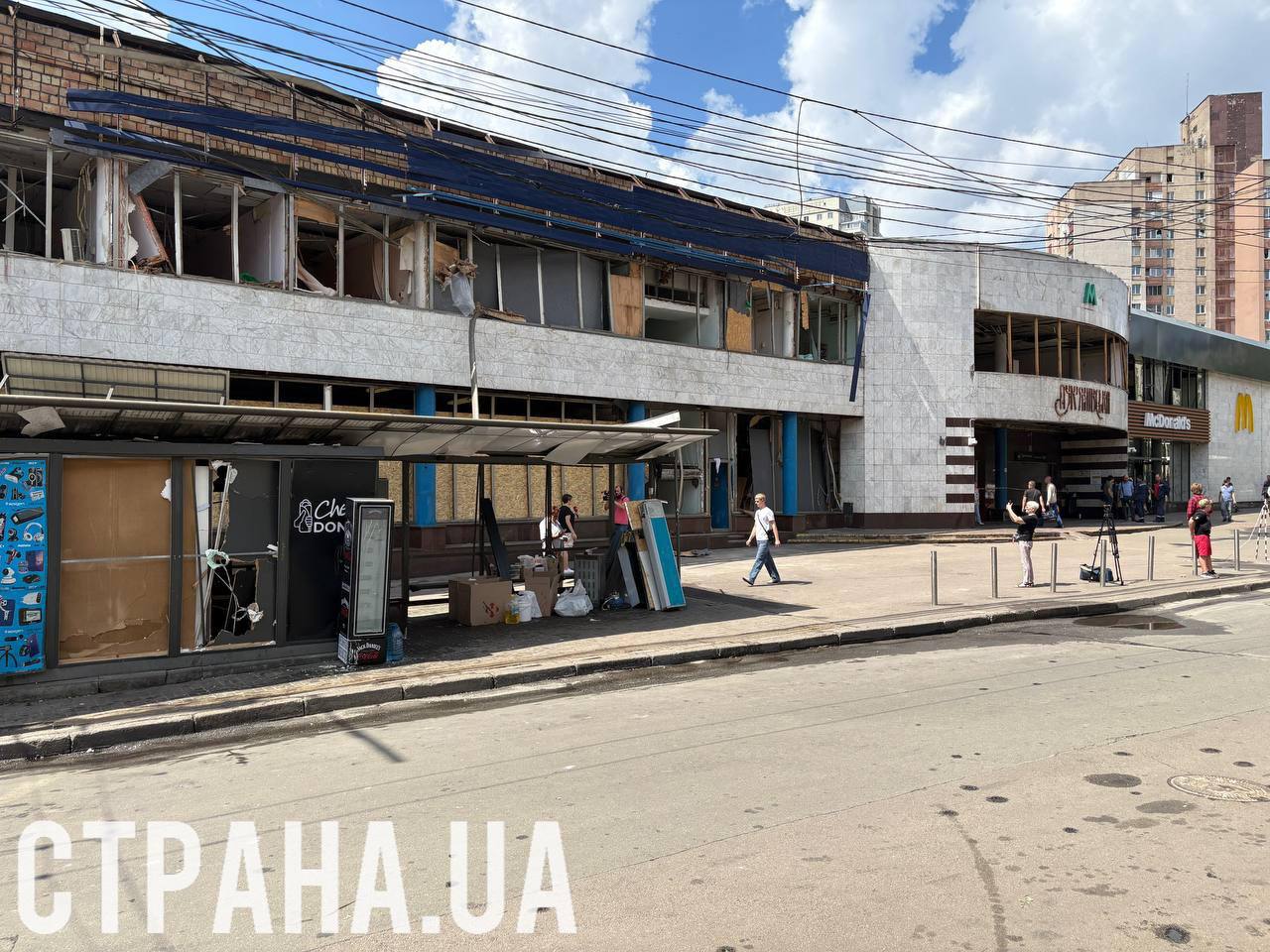 Станция метро «Лукьяновка» возобновила работу после утреннего обстрела, хотя ликвидация последствий продолжается.