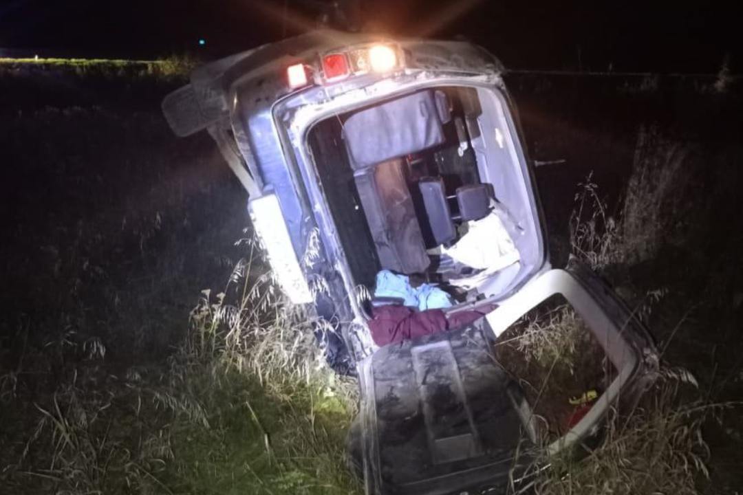 Погиб пожилой водитель Сузуки съехавшей в кювет под Новосибирском Вечером 19 сентября в Ордынском районе Новосибирской области на трассе К 30 Ордынское Петровский машина за рулем которой был 61 летний мужчина съехала с дороги и опрокинулась в кювет По информации Госавтоинспекции НСО пенсионер не справился с управлением 19 сентября около 21 55 мужчина 1964 года рождения управляя автомобилем Suzuki Grand Vitara по предварительной информации на 6 км автодороги К 30 Ордынское Петровский при выезде на перекрёсток не справился с управлением и совершил съезд с дороги с последующим опрокидыванием в кювет сообщили в Госавтоинспекции НСО Новосибирец скончался от полученных травм еще до приезда скорой помощи На месте смертельного ДТП работали сотрудники Госавтоинспекции и следственно оперативная группа полиции Обстоятельства аварии устанавливаются