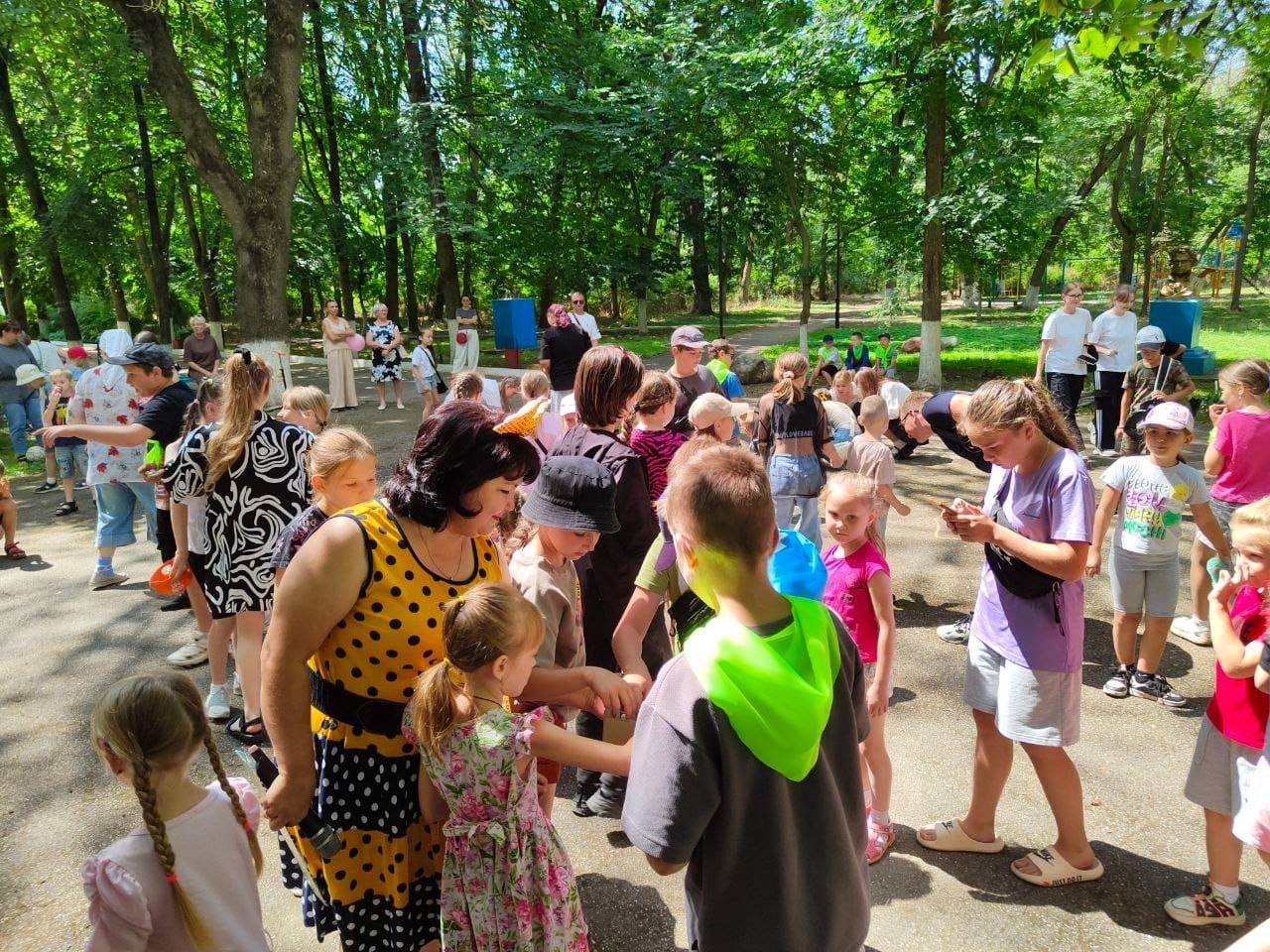 В Коммаяке прошёл День мороженого В прохладной тени поселкового парка работники Дома культуры показали для всех небольшое представление. Вместе с неунывающим Карлсоном, озорными пиратами, добрым Айболитом и другими сказочными героями ребята играли, танцевали, соревновались в конкурсах и рисовали на асфальте разноцветными мелками. В финале праздника каждый ребёнок получил мороженое. Кстати, уже не первый год это вкусное лакомство дарит детям атаман Новосредненского хуторского казачьего общества Николай Рабков. Фото С. Кривошеева
