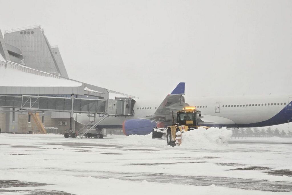 Снежный коллапс приостановил работу аэропорта в Гомеле Рейс Москва Гомель перенаправили в Минск а пассажиров доставили в Гомель наземным транспортом Три рейса отменены Гомель Санкт Петербург Санкт Петербург Гомель Гомель Москва Вылететь можно из Минска трансфер организован рассказали в Belavia Подпишись Минская правда MLYN by