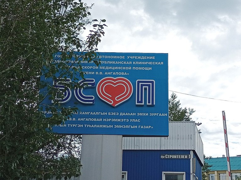 В Улан Удэ мужчину экстренно госпитализировали в БСМП с гнойником в плече К этому привели хроническая травма и отказ от операции рассказали в минздраве Бурятии У пациента более трех лет были проблемы с плечевым суставом Он занимался силовыми тренировками и периодически получал внутрисуставные инъекции от боли К рекомендации врачей о проведении операции артроскопии тот не прислушался Бурятия Подробности в Номер один Сообщить нам свою новость можно по кнопке Письмо в редакцию