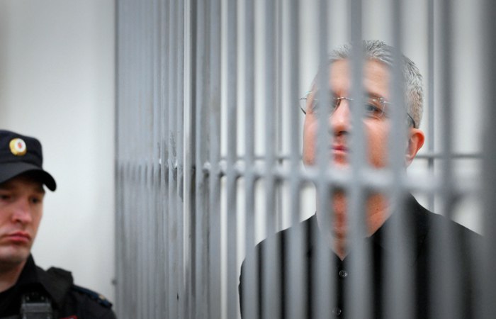 Бывший замглавы Минобороны РФ Тимур Иванов не признает иск Генпрокуратуры об обращении в доход государства имущества на сумму более 1 2 млрд рублей Ни одного замечания от правоохранительных органов или администрации президента о том что я подал недостоверные данные в декларации которые не соответствуют моим доходам и расходам за весь срок моей работы представлено не было сказал он на заседании Пресненского суда Москвы Иванов был задержан в апреле 2024 года В июле Мосгорсуд признал его виновным в хищении денежных средств ООО КБ Интеркоммерц АО Оборонстрой и их легализации и приговорил его к 13 годам колонии В рамках дела конфисковано его имущество на сумму 190 млн 347 тыс рублей Фото Григорий Сысоев РИА Новости interfaxonline