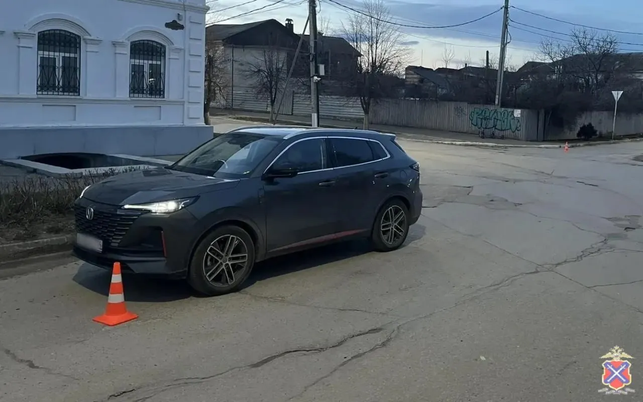В Волгоградской области 14 летний подросток на электросамокате отправил в больницу 13 летнего товарища врезавшись в стоящий кроссовер Авария произошла вечером пятницы 10 апреля в Камышине