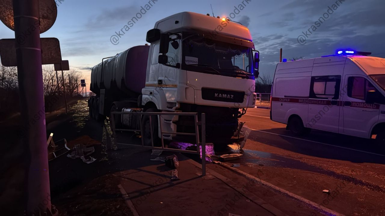 В Кореновском районе в ДТП погибли два человека  На автодороге Майкоп—Усть-Лабинск—Кореновск в районе станицы Раздольной 63-летний водитель «Хендай Акцент» выехал на встречную полосу и столкнулся с грузовым автомобилем «КАМАЗ».  В результате ДТП водитель иномарки погиб на месте происшествия, а пассажир скончалась в медицинском учреждении.  Ваши видео высылайте нам в бот     Подпишись поделись      Прислать  видео новость