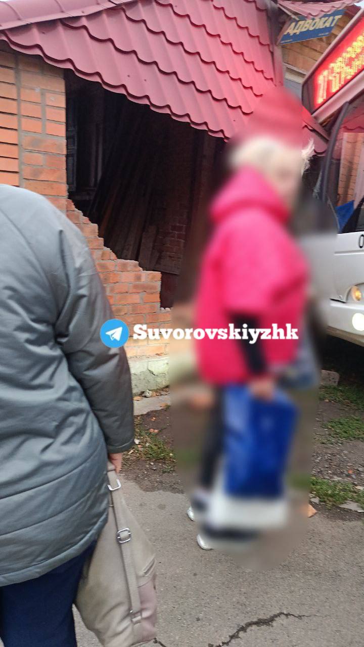 ‼ Автобус с пассажирами врезался в дом на Суворовском.  ЧП случилось этим утром с автобусом №27, об инциденте рассказали очевидцы.   - Попали люди в такую ситуацию, потому что у водителя отказали тормоза или вроде того, потому что из-за веса людей в салоне чисто физически невозможно было просто сдать назад. со скоростью 0 км/час въехали в крышу, - вот рассказ ростовчанки.    Предложи нам новость