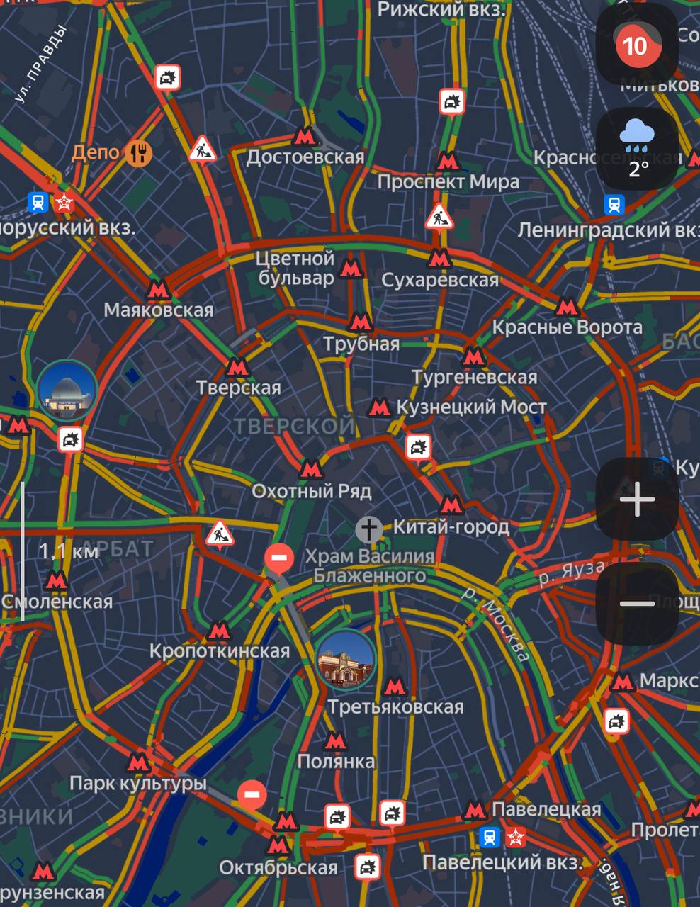 Вечерние пробки в Москве достигли 10 баллов Затруднения движения наблюдаются в центре города По данным сервиса Яндекс Карты Садовое кольцо уже около часа стоит практически на всём протяжении и на внутренней и на внешней стороне Автомобилистам придётся постоять на Москворецкой и Кремлёвской набережных Сретенском бульваре Большой Лубянке и Тверской улице Частично перекрыто движение на Боровицкой площади на улице Покровка на внешней стороне Садового кольца в районе улицы Земляной Вал на Конюшковской улице перед площадью Свободной России на Кутузовском проспекте перед Новоарбатским мостом на улице Большая Дмитровка в районе дома два Плотное движение также почти на всём протяжении фиксируется на Третьем транспортном кольце на внешней и внутренней сторонах МКАДа на севере юго западе и юго востоке столицы Подписаться на Говорит Москва Telegram VK MAX