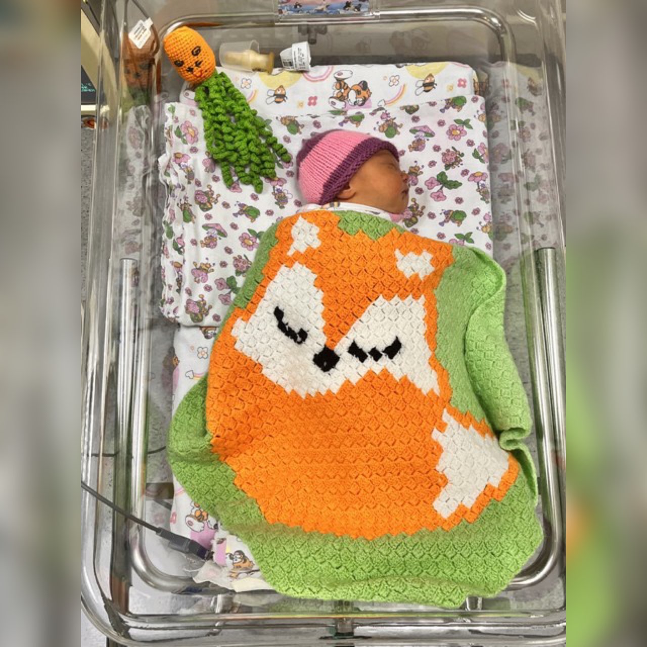 Ребенок весом всего 490 граммов родился в перинатальном центре Красноярска Мальчик появился на свет в январе Всего за прошлый месяц в учреждении родилось 326 малышей 173 мальчика и 153 девочки Среди них было 10 двойняшек Самым большим ребенком стал мальчик с весом 4780 граммов Фото Перинатальный центр Красноярска