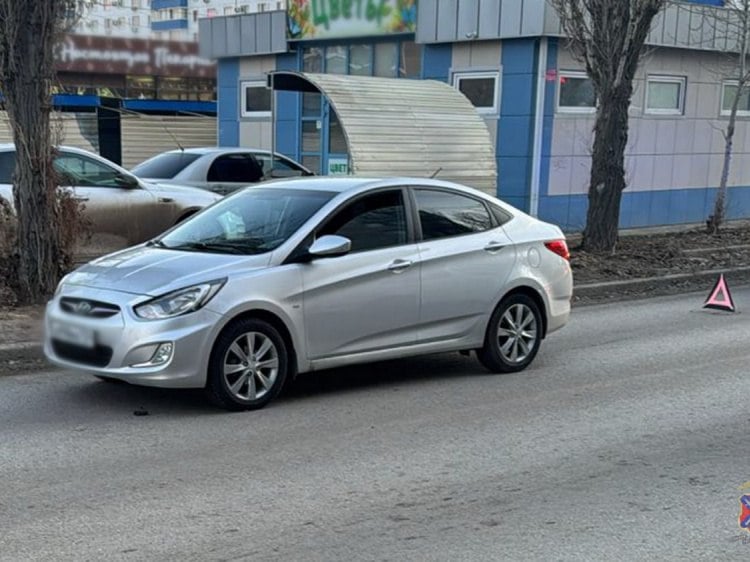 В Волжском под колеса легковушки попал несовершеннолетний нарушитель  Накануне, 7 февраля, в Волжском под колеса легковушки попал несовершеннолетний пешеход. Как рассказали Волжский.ру в пресс-службе ГУ МВД по Волгоградской области, ДТП произошло около 16.05 часов напротив дома № 2 по улице Академика Королева. Предварительно, водитель за рулем «Hyundai Solaris» сбила ребенка, который переходил проезжую часть дороги в неустановленном месте в зоне видимости пешеходного перехода. В результате юный волжанин получил травмы и был доставлен в медучреждение.   Подробнее на Волжский.ру: