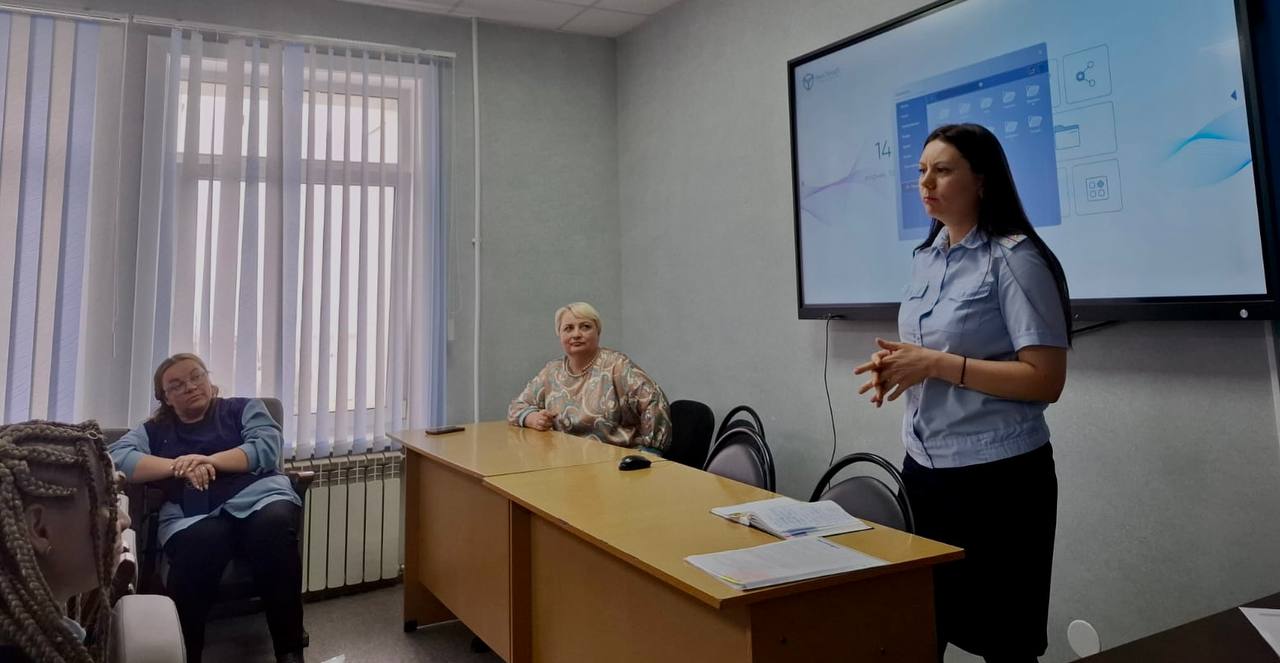 В рамках информационно-пропагандистской кампании «Внимание! Мотоцикл, велосипед, СИМ!» сотрудники Госавтоинспекции организовали встречу с представителем местного объединения «Движение Первых», наставниками отрядов ЮИД и руководителями волонтерских сообществ.  Встреча началась с доклада инспектора по пропаганде БДД информации о состоянии аварийности в районе и основных причинах дорожно-транспортных происшествий, в том числе с участием детей.  ‍ Представителям объединений напомнили, что полное взаимодействие в реализации совместных профилактических мероприятий, играет важную роль в формировании навыков безопасного дорожного движения и повышения правовой грамотности участников дорожного движения.  В ходе открытого диалога участники мероприятия обсудили характер, содержание и направленность работы, которая проводится в целях профилактики и пропаганды безопасности дорожного движения. Инспектор также отметила, что в связи с интенсивным появлением на дорогах водителей мото-, велотранспорта и СИМ, необходимо нацелить работу на данную категорию участников дорожного движения.  В завершении встречи сотрудники Госавтоинспекции поблагодарили педагогов за взаимодействие и пожелали дальнейшей продуктивной работы. #ВниманиеВелосипедМотоциклСИМ  #ГосавтоинпекцияПоронайска