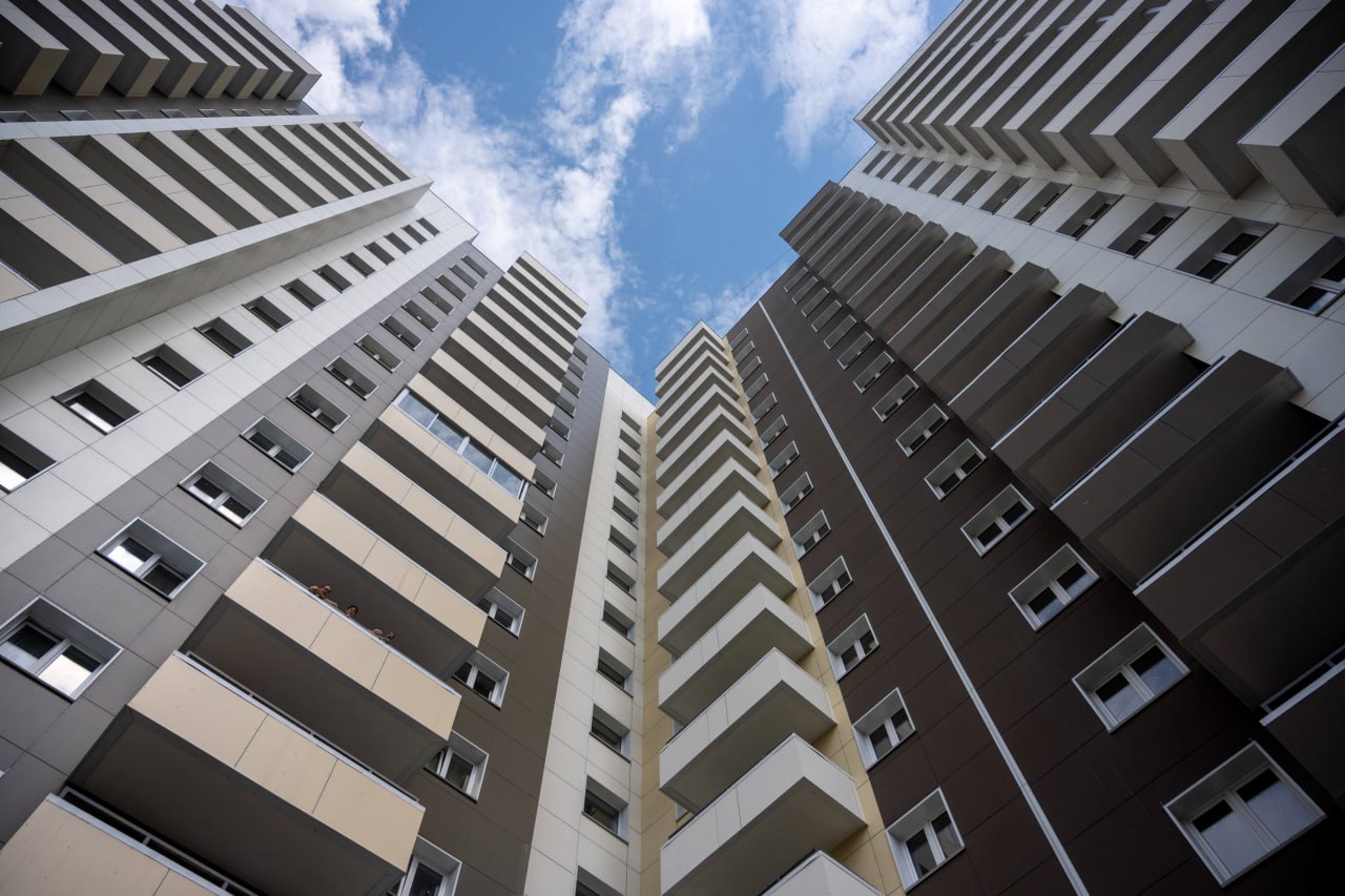 В администрации областного центра озвучили итоги работы по переселению граждан из ветхого и аварийного жилья в 2025 году За счет госпрограммы и в рамках реализации механизма КРТ в Иркутске свои жилищные условия улучшили более 760 горожан Они получали новое жилье либо квартиры на вторичном рынке или предпочитали денежную компенсацию Таким образом расселено порядка 10 тысяч кв м аварийного фонда В микрорайоне Эволюция на улице Баумана возвели две 17 этажных блок секций Там предусмотрено 170 одно двух и трехкомнатных квартир Они предназначены для переселения граждан из аварийных домов признанных таковыми до 1 января 2017 года Уже в мае новоселы получили ключи В планах ближайшего года завершение расселения аварийного жилищного фонда признанного таковым до 1 января 2017 года а также расселение еще 12 4 тыс кв м ветхого жилья Между правительством региона и мэрией подписано соглашение о выделении субсидии на новую программу Средства будут направлены на завершение строительства ЖК по улице Ярославского где возводят семь блок секций разной высотности Кроме того в областном центре в настоящий момент реализуются пять договоров комплексного развития территории