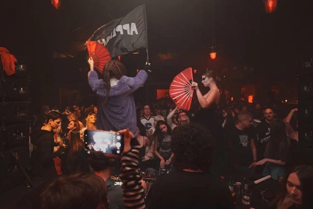 Клуб Gazgolder закрывается этой зимой 26 декабря пройдет финальная вечеринка в коллаборации с лейблом Applique а 31 декабря клуб откроется в последний раз на новогоднюю ночь За 20 лет пространство на территории бывшего газового завода стало частью культурного кода ночной Москвы сформировало собственную среду вокруг лейбла Басты Gaz и задавало тон индустрии Судя по слухам здесь появится новый проект с характером не слабее чем у самой легенды   bg ru bg city city news 30560 gazgolder   Большой Город