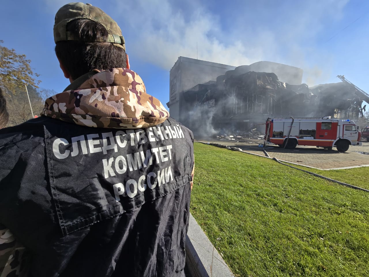 Начальник безопасности и охраны зданий ХМТ предстанет перед судом Начальник участка обеспечения охраны и безопасности здания Хабаровского краевого академического музыкального театра обвиняется в халатности повлекшей причинение особо крупного ущерба Уголовное дело с утвержденным обвинительным заключением направлено в суд Уголовное дело в отношении начальника участка компании подрядчика и рабочего находится в суде на рассмотрении Будь в курсе событий везде ОК VK MAX