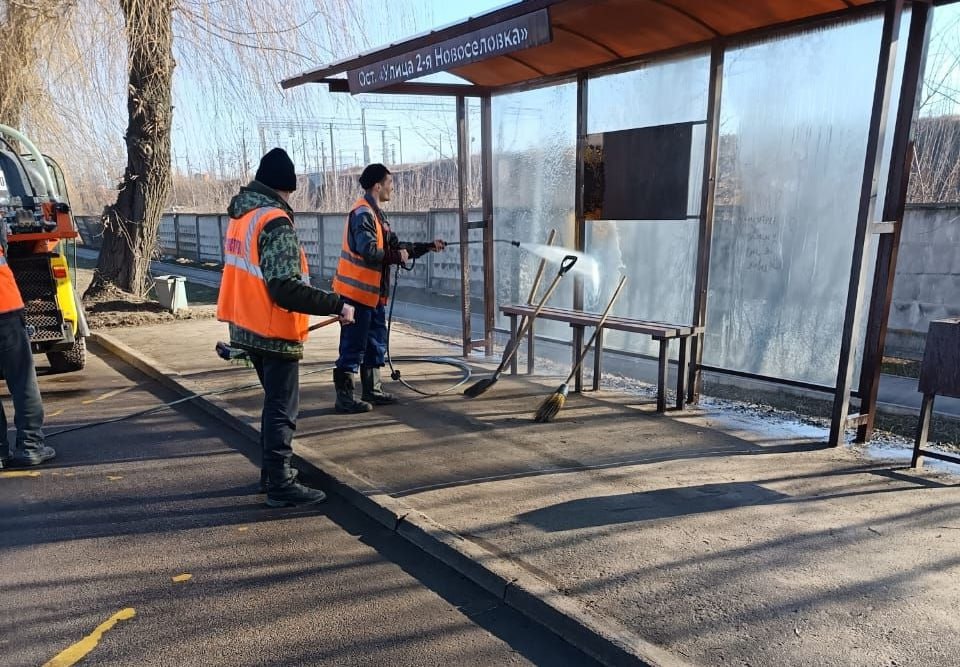 В уборке улиц Курска задействованы 73 рабочих и 60 единиц техники  В комитете ЖКХ рассказали, что бригады занимаются очисткой дорог и тротуаров от мусора, пыли и грязи, моют остановки общественного транспорта.  Работы ведутся как вручную, так и с помощью специальной техники, в том числе поливомоечных машин. Особое внимание — остановочным павильонам, заездным карманам и пешеходным переходам.  Фото: администрация города Курска.