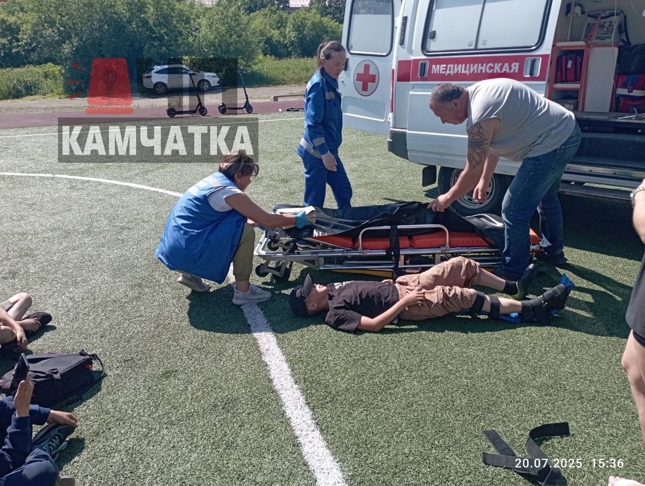 Несовершеннолетняя на квадроцикле сбила подростка на футбольном поле  Подписчик «ЧП Камчатка» сообщает, что инцидент произошёл на футбольном поле в районе парка на Индустриальной.  По сообщениям очевидцев, девочка сразу скрылась с места ДТП. Прибывшая на место бригада медиков диагностировала у подростка перелом ноги.