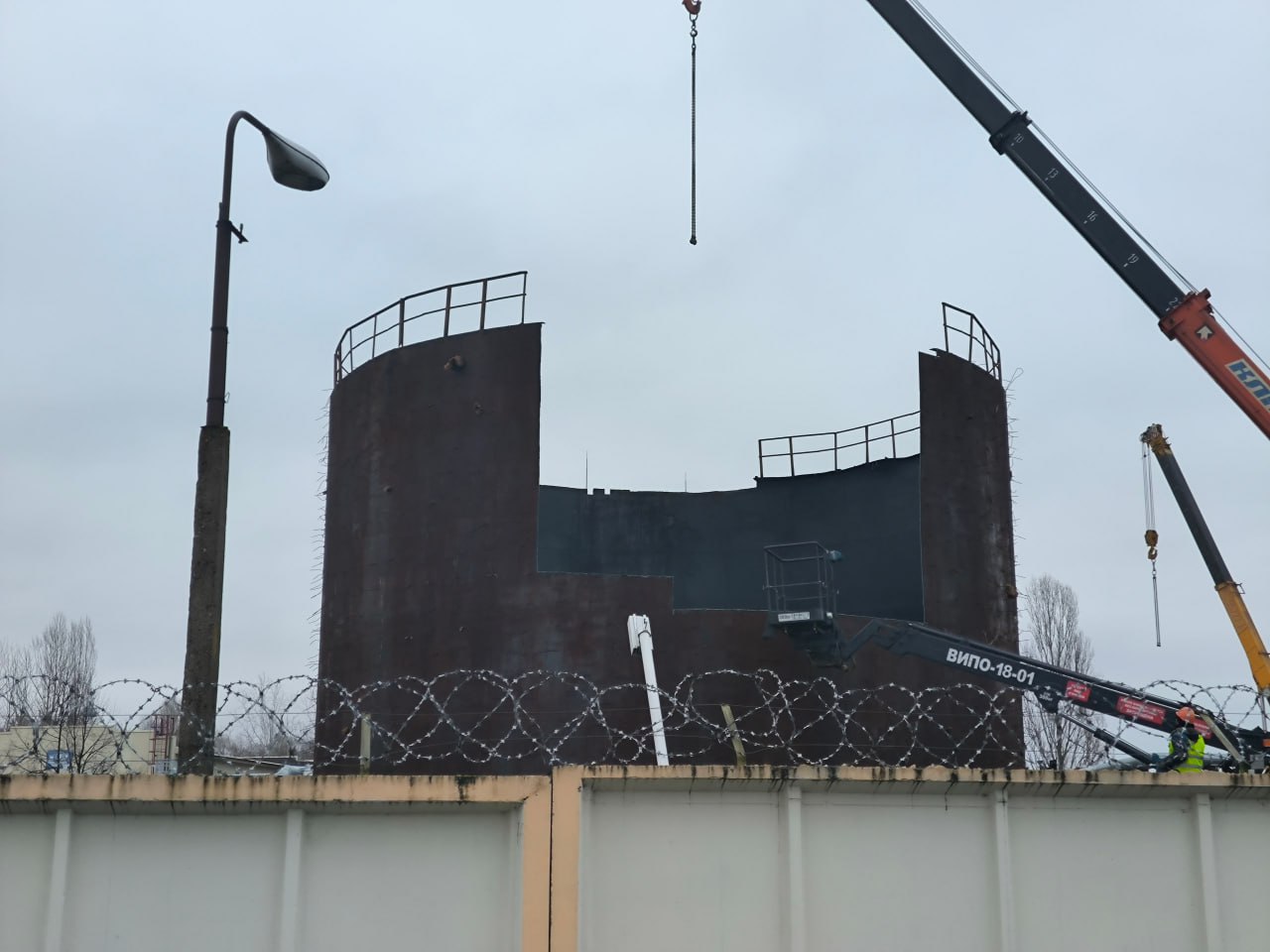 На Черниговской котельной филиала Гомельские тепловые сети внедряют экономичное и экологичное резервное топливо На котельной началась реконструкция топливного хозяйства В соответствии с проектным решением в качестве резервного топлива будет использоваться печное бытовое топливо Его ключевое преимущество в том что оно может сжигаться в существующих горелках водогрейных котлов 1 и 2 ПТВМ 30М без их реконструкции Это решение позволит улучшить экологические показатели работы котельной Проект реализовывается в два этапа В рамках первого уже ведутся демонтажные работы стальных вертикальных резервуаров номинальным объёмом 1000 м³