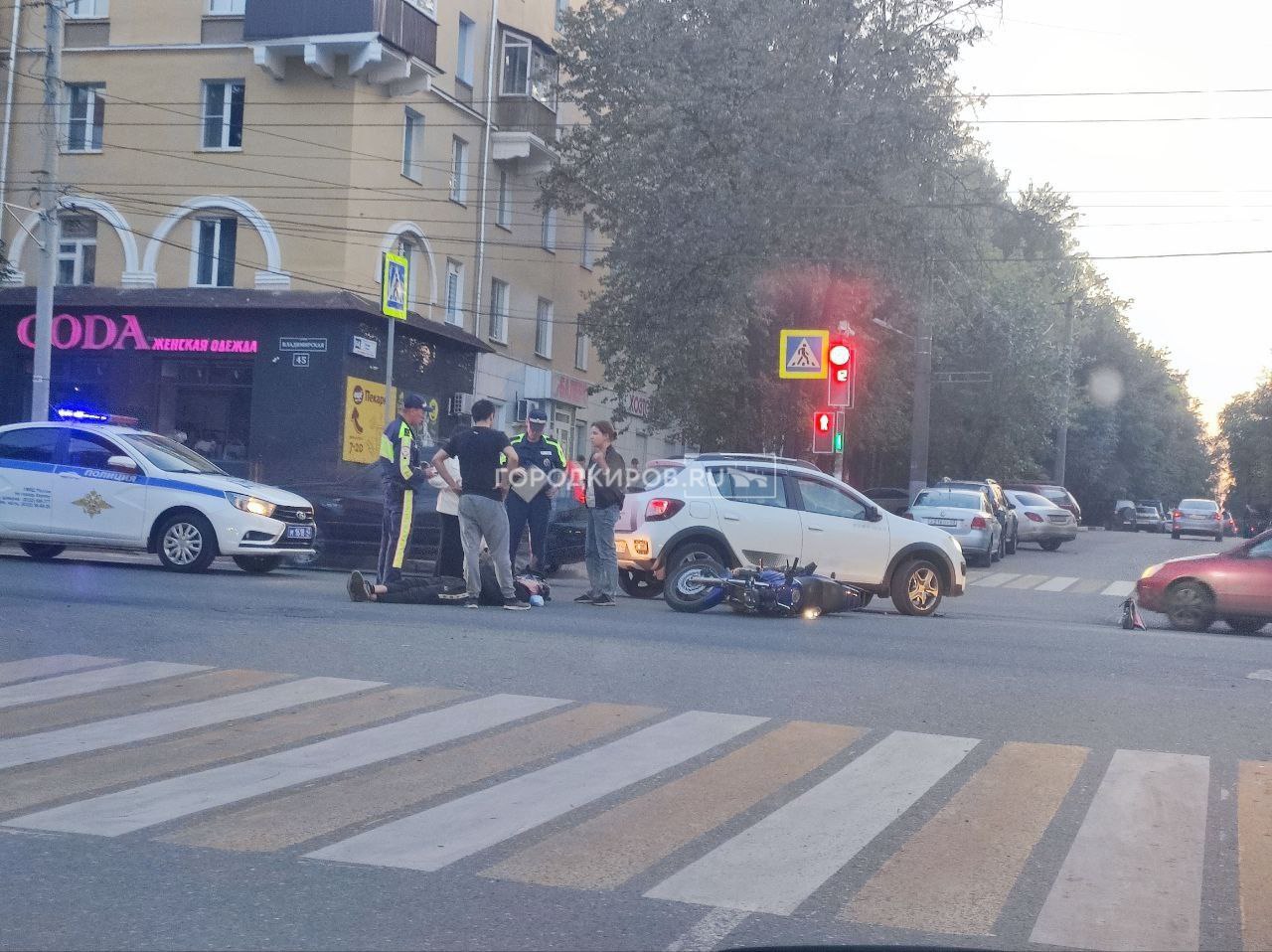 Кадры ДТП на пересечении улицы Владимирской и улицы Труда По словам очевидцев столкнулись Renault и мотоцикл Мотоциклист получил серьезную травму Город Киров Новости