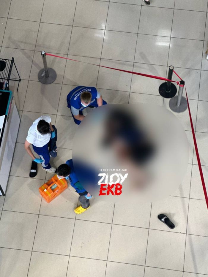 Мужчина выпал с 5 этажа торгового центра «Мегаполис» в Екатеринбурге ФОТО Мужчина упал с верхней точки эскалатора в торговом центре «Мегаполис» в Екатеринбурге в воскресенье, 20 июля, сообщает со ссылкой на очевидцев Telegram-канал Zloy_Ekb 18+. В руководстве «Мегаполиса» «Злому» сообщили, что мужчина перелез через перила в атриуме на 5 этаже и упал вниз. Его забрала прибывшая на вызов бригада медиков, но, по информации источника ТГ-канала, упавший не выжил. В комментариях к посту горожане отметили, что эскалатор в «Мегаполисе» и ранее казался им недостаточно безопасным по своей конструкции. Другие пользователи признались, что опасаются эскалатора и в ТЦ «Пассаж».