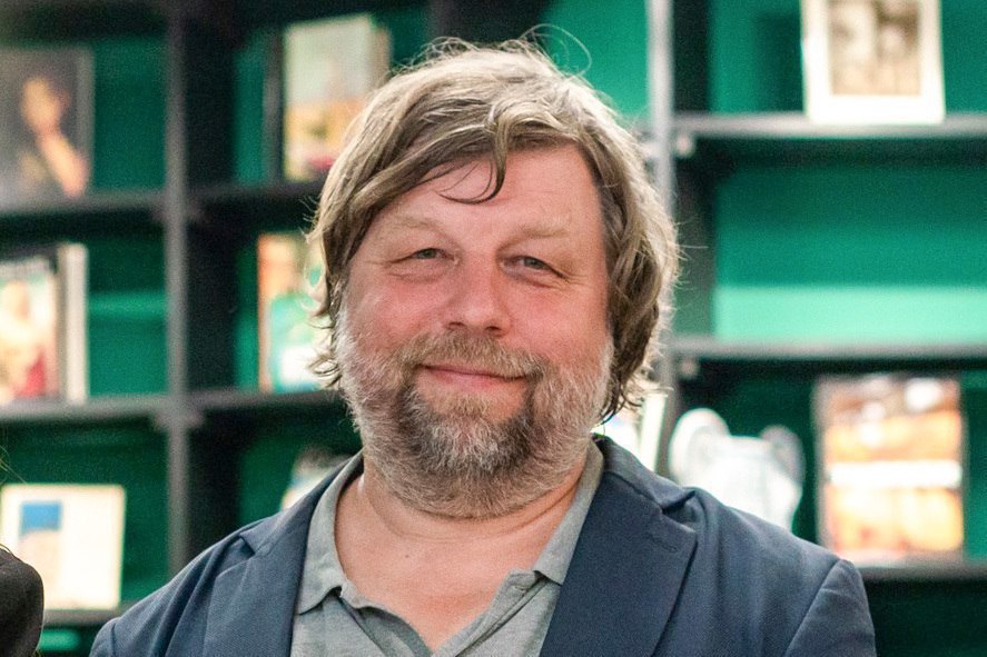 Археолог Бутягин остается в СИЗО даты заседаний по отводу судьи и экстрадиции до сих пор не назначены По неясным причинам суд задерживает назначение слушания сообщили в группе поддержки Александра Бутягина Его экстрадиции требуют в Украине археолога Эрмитажа подозревают в незаконных раскопках в Крыму Отвод судьи 15 января на заседании Окружного суда Варшавы по экстрадиции адвокат археолога Адам Доманьский ходатайствовал об отводе судьи Дариуша Любовски из за сомнений в его объективности Ранее судья отклонил запрос Германии на выдачу гражданина Украины Владимира Журавлёва по делу о подрыве Северных потоков Экстрадиция На прошлом заседании Бутягин признал что проводил раскопки без разрешения Украины При этом по словам адвоката археолог работал в Крыму беспрерывно с 1990 х годов Также защита запросила у Украины дополнительные доказательства разрушений на сумму более 4 7 миллиона долларов Дату нового заседания по экстрадиции назначат только после слушания по отводу судьи Сколько ждать Неизвестно 12 января суд продлил арест археолога до 4 марта Прокуратура тогда запрашивала для археолога продление ареста на неопределенный срок до решения суда об экстрадиции Весь процесс может занять от 18 до 24 месяцев пишет группа поддержки со ссылкой на юристов Что нужно знать Петербургского археолога Александра Бутягина задержали 4 декабря в Варшаве по запросу Украины Экспедицию которая стала поводом для преследования Бутягина организовывал Эрмитаж Сбор средств Судя по публикации в группе поддержки Эрмитаж по прежнему не помогает археологу в оплате услуг адвоката Деньги собирают девушка археолога Надежда Милихина и его близкие друзья Бумага рассказывала об экспедициях Бутягина о его этическом выборе и о реакции на его арест Фото Monica Vish ВКонтакте Подписывайтесь на Бумагу и предлагайте новости