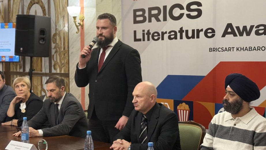Автор из Египта стала лауреатом литературной премии Фестиваля искусств стран БРИКС в Хабаровске В Хабаровске завершился Первый фестиваль искусств стран БРИКС который проходил в краевой столице с 25 по 30 ноября Он объединил представителей творческих индустрий литераторов кинематографистов исследовательское сообщество молодых авторов Мероприятие стало площадкой для профессионального диалога обмена опытом и развития международного культурного сотрудничества Главным событием фестиваля стало объявление победителя первой литературной премии стран БРИКС Фото Пресс служба министерства культуры Хабаровского края Подробнее на сайте Вести Хабаровск