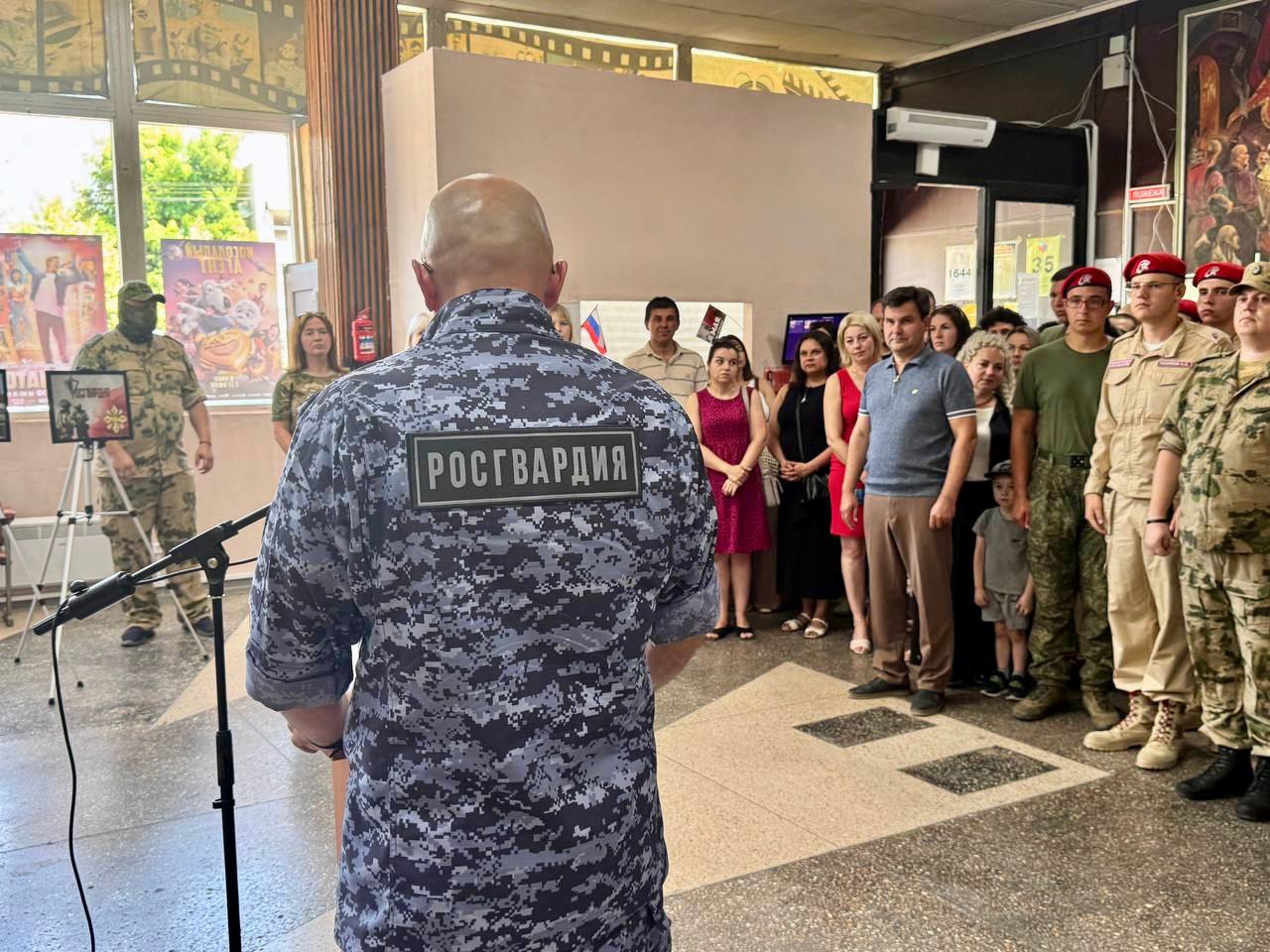 В Геническе открылась фотовыставка Росгвардии при поддержке Минкультуры Херсонской области!   В День фотографа в  фойе кинотеатра «Россия»  г. Геническ ул. Центральная, 3  состоялось открытие  фотовыставки, организованной офицерами подразделения информационного сопровождения Росгвардии.   Выставка, приуроченная к профессиональному празднику мастеров объектива, реализована при поддержке Министерства культуры Херсонской области и регионального координационного центра противодействия экстремизму и терроризму.  Гостем мероприятия стал Заместитель Председателя Правительства Херсонской области Сергей Черевко.  Что делает эту выставку особенной? Все работы созданы военными фотографами, которые не просто фиксируют события, а живут и служат бок о бок со своими героями.   В объектив их камер попали:  Будничные, но важные моменты службы: подготовка техники и тренировки личного состава.  Проникновенные портреты сослуживцев, запечатленные в минуты передышек.  Художественные снимки, где игра света и тени превращает обыденность в искусство.   "Служба — это долг. Но за этим долгом стоят живые люди. И мы рады, что сегодня смогли показать их такими, какие они есть: сильными, искренними и настоящими",  - поделился офицер Росгвардии.   “Проект помогает нам - гражданам составить более полное представление о службе в Росгвардии. Фотографии, сделанные сослуживцами, показывают не только официальные моменты, но и живые человеческие ситуации — ежедневную работу, взаимовыручку и профессиональные будни правоохранителей",  - подчеркнул Сергей Черевко.  Приглашаем всех жителей и гостей Херсонской области посетить фотовыставку и увидеть службу Росгвардии изнутри!   #ХерсонскаяОбласть #Росгвардия #Фотовыставка #Геническ #Культура