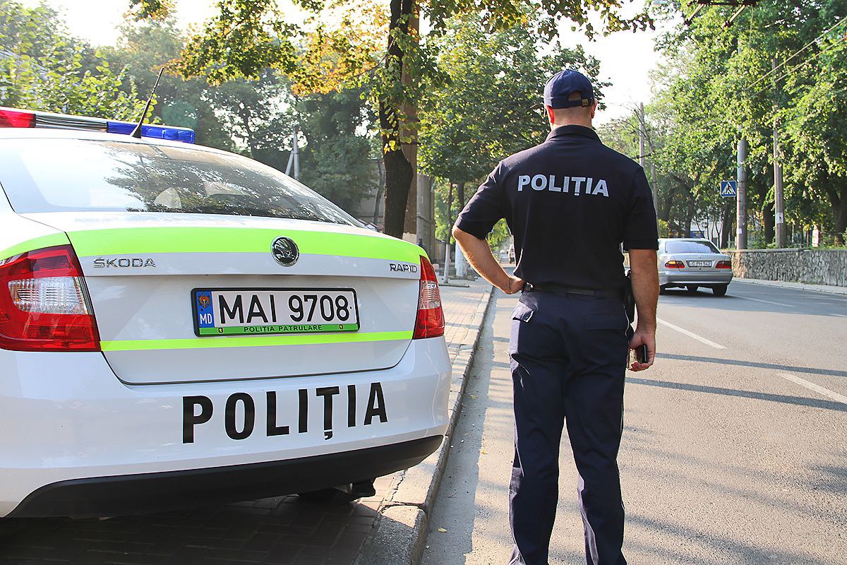 В Сороках женщина подозревается в убийстве сожителя: мужчина, по версии следствия, был задушен В Сороках расследуется случай предполагаемого убийства, произошедшего 21 июня. По данным полиции, 58-летняя женщина подозревается в том, что задушила своего 64-летнего сожителя в ходе бытового конфликта. Тело мужчины было обнаружено в их общем доме. На место прибыла оперативная группа, которая зафиксировала следы насильственной смерти. Согласно предварительной версии, между партнёрами произошла ссора, переросшая в трагедию. После инцидента женщина скрылась, однако вскоре была задержана сотрудниками правоохранительных органов. В настоящее время подозреваемая находится под стражей на 72 часа. Назначена судебно-медицинская экспертиза, которая должна установить точную причину смерти. По данному факту возбуждено уголовное дело по статье «умышленное убийство». Расследование продолжается. Правоохранительные органы выясняют все обстоятельства случившегося.