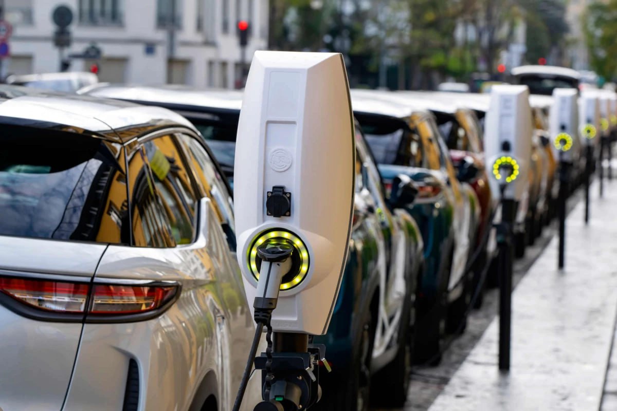 Кризис электромобилей: автопроизводители массово сворачивают EV-проекты В 2025 году мировые автопроизводители резко сократили или вовсе отменили свои программы по выпуску электромобилей в США. Компании вроде Honda, Nissan, Stellantis и Mercedes-Benz признали, что их амбициозные планы не выдержали столкновения с реальностью — замедлением спроса, сложностями в цепочках поставок и изменениями в политике. Прогнозы глобальных продаж электрокаров к 2030 году снижены почти вдвое.