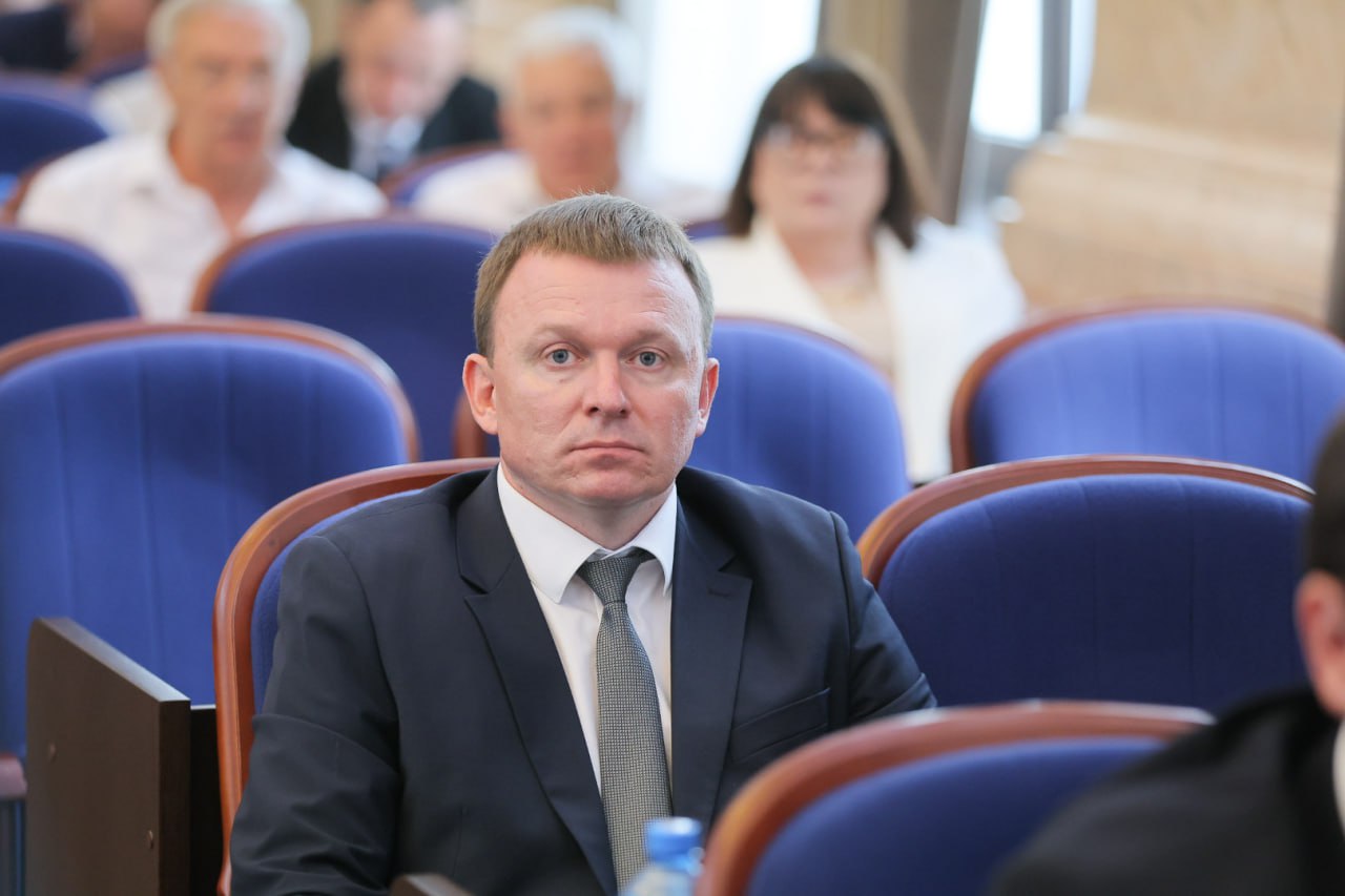 На Кубани расходы на компенсации льготным категориям граждан по догазификации увеличили более чем на треть  Об этом сообщил губернатор Вениамин Кондратьев на очередной 62-й сессии Законодательного Собрания Краснодарского края. Заседание провел председатель ЗСК Юрий Бурлачко.  – На выплату компенсаций расходов на догазификацию многодетным семьям, ветеранам, инвалидам, пенсионерам и другим льготным категориям жителей Кубани дополнительно направили 370 миллионов рублей. А всего в этом году на эти цели – почти 1 миллиард. У нас с 2022 года компенсации и субсидии получили более 20 тысяч семей. Размер выплаты – до 115 тысяч рублей, это существенная сумма для семейного бюджета. Поэтому и мера поддержки востребованная, – отметил Вениамин Кондратьев.