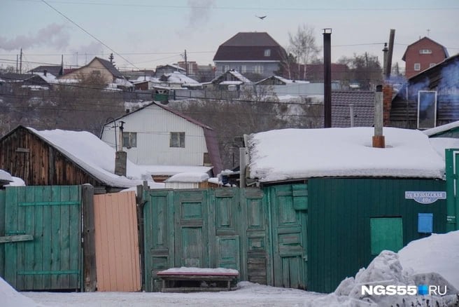 В Омске готовятся к проведению аукциона на право застройки частного сектора. Речь идет об участке в 29,5 гектаров в границах улиц 16-я Северная — Красный Пахарь — 7-я Северная — Герцена.  ⏺На сайте администрации появилось соответствующее распоряжение, подписанное главным архитектором города Романом Воробьевым.  ⏺Начальная цена контракта — 1,3 миллиарда рублей, шаг аукциона— чуть более 39 миллионов. Каждому участнику предстоит внести задаток в 663 миллиона рублей.  В документе уточняется, что вскоре в департаменте должны подготовить извещение о проведении торгов.