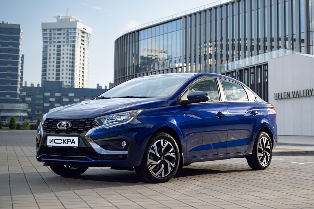 Lada Iskra оказалась популярной но недоступной Журналисты блогеры и простые страждущие по всей стране волей неволей затеяли квест Как купить новую Ладу Искру Ведь оказалось что после официального старта продаж важной новинки дилеры получили лишь считанное число машин Какое точно Около семисот собранных до конца июля автомобилей насчитал тольяттинский паблик Avtograd news неоднократно нами цитированный и считавшийся надёжным источником информации Но он вдруг остался без администратора 62 летний Александр Викторович N скончался от внезапной остановки сердца Всем кто делает новости и интересуется внутренней кухней АвтоВАЗа точно будет не хватать этого человека