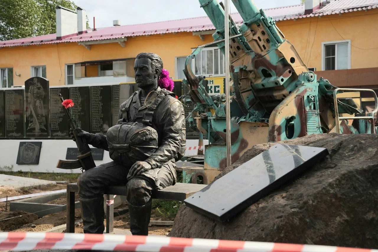 Мемориал памяти участников СВО появится в Вихоревке благодаря нацпроекту «Инфраструктура для жизни»    В городе Вихоревке Братского района благоустраивают мемориальный комплекс у площади Ленина. Общественная территория победила по итогам Всероссийского голосования за выбор объектов благоустройства в 2024 году, за неё проголосовали более 1,7 тысячи жителей. Голосование проходило в рамках федерального проекта «Формирование комфортной городской среды», который с 2025 года включён в национальный проект «Инфраструктура для жизни».  С ходом работ ознакомился Губернатор Иркутской области Игорь Кобзев во время рабочей поездки в Братский район.    Проект включает благоустройство существующих площадок памяти участников Великой Отечественной войны и памяти воинов-интернационалистов, а также расширение общественной территории для создания мемориала памяти участников специальной военной операции.    На каждой площадке обустроят новые покрытия из брусчатки, пешеходные дорожки из мраморной крошки. Будут установлены лавочки и урны, по периметру – ограждение. Кроме того, в перечне работ – ремонт стелы Вечного огня и озеленение территории. Для маломобильных групп населения появятся пандусы.  «Мы обязаны бережно хранить истории мужества наших земляков, передавать их детям и внукам, чтобы они понимали: свобода, мир и благополучие достались нам дорогой ценой. Сегодня наша страна вновь сплотилась перед лицом внешних угроз и те, кто защищает нас в эти дни, порой ценой своей жизни, должны быть увековечены, чтобы следующие поколения знали и помнили их подвиги», – отметил Игорь Кобзев.    В 2025 году в Вихоревке по проекту «Формирование комфортной городской среды» будет благоустроена также дворовая территория возле дома № 41 по улице Ленина.     В целом муниципальные образования Братского района участвуют в реализации федерального проекта с 2019 года. За это время в районе благоустроено четыре дворовых и 28 общественных территорий.