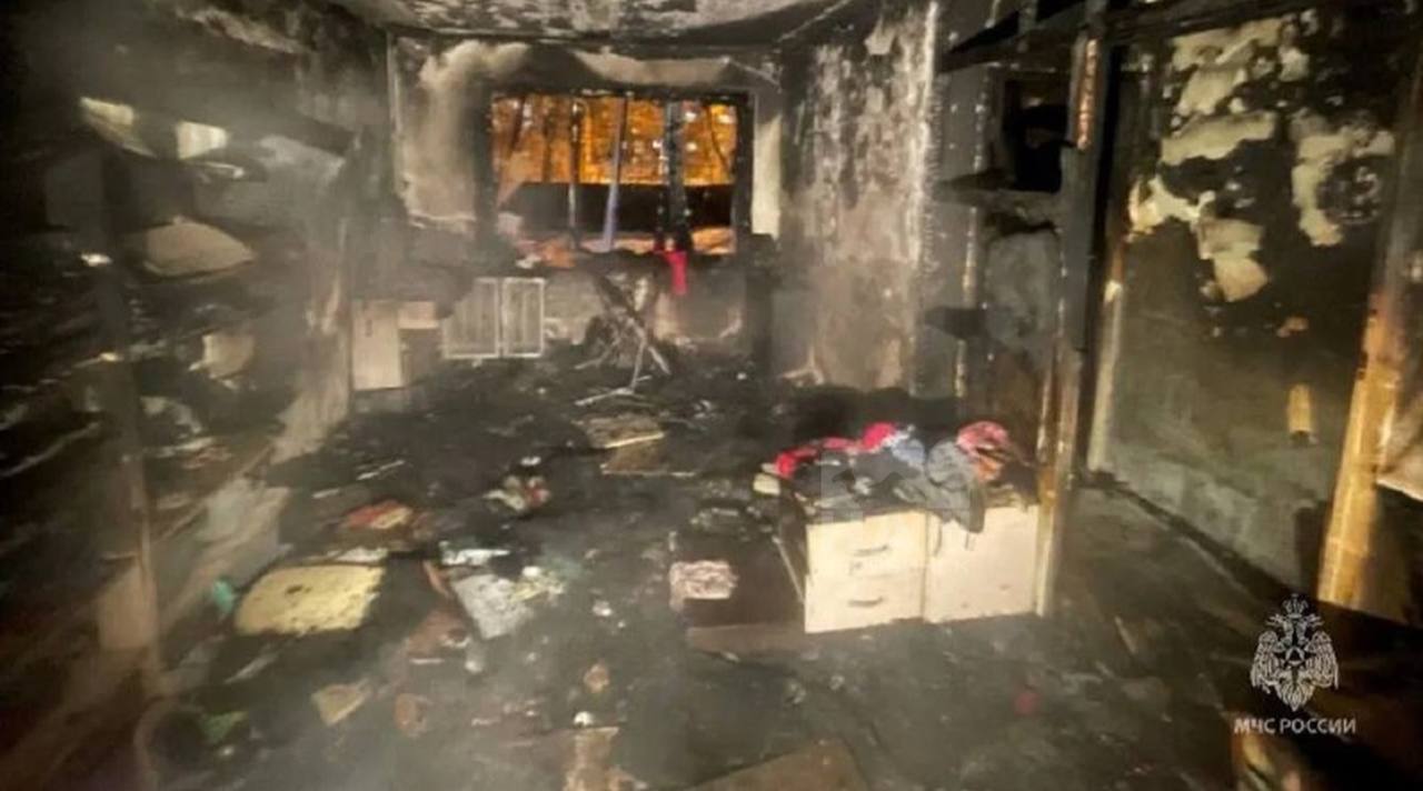 В Челябинске на пожаре пострадали люди В многоквартирном доме на улице Набережная загорелась квартира на первом этаже Спасатели эвакуировали восемь человек На пожаре пострадали три человека включая двух детей их госпитализировали Причину возгорания выясняют специалисты