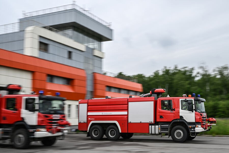 Специалисты ликвидируют последствия хлопка газовоздушной смеси в многоквартирном доме в Тольятти Самарской области Об этом сообщает ТАСС со ссылкой на пресс службу главного управления МЧС России по региону В публикации отмечается что взрыв произошел на 5 м этаже последующего горения не возникло В целях безопасности проведена эвакуация 80 человек в том числе 15 детей Пострадавших нет заявили в ведомстве 17 сентября взрыв произошел в пятиэтажном доме в Ангарске Иркутской области В жилом доме Ангарска произошёл взрыв газа По данным МЧС по Иркутской области в пятиэтажном доме в Ангарске произошел пожар который уже потушили Предварительно к этому привело неосторожное обращение с баллоном с монтажной пеной Пострадал один мужчина он получил ожоги 15 сентября в результате взрыва бытового газа в жилом доме в Ангарске повреждения получили 10 квартир По словам губернатора Иркутской области Игоря Кобзева проведение экспертизы на месте инцидента займет порядка 10 дней