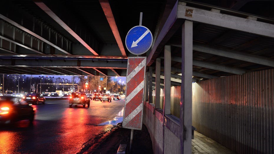 В центре Петербурга с 22 декабря ограничат движение транспорта В Центральном районе закроют Евгеньевскую улицу от проспекта Бакунина до Старорусской до конца июня 2026 года Объезд будет по Новгородской улице проспекту Бакунина и Старорусской Также с 23 декабря ограничения коснутся Приморского района будут перекрыты участки Приморского шоссе Лахтинского проспекта и Бобыльской улицы до конца марта 2026 года В Красносельском районе с 22 по 30 декабря закроют улицу Карла Маркса в Сергиево из за строительства газопровода Сергей Ермохин ДП Подписаться на ДП в Telegram MAX