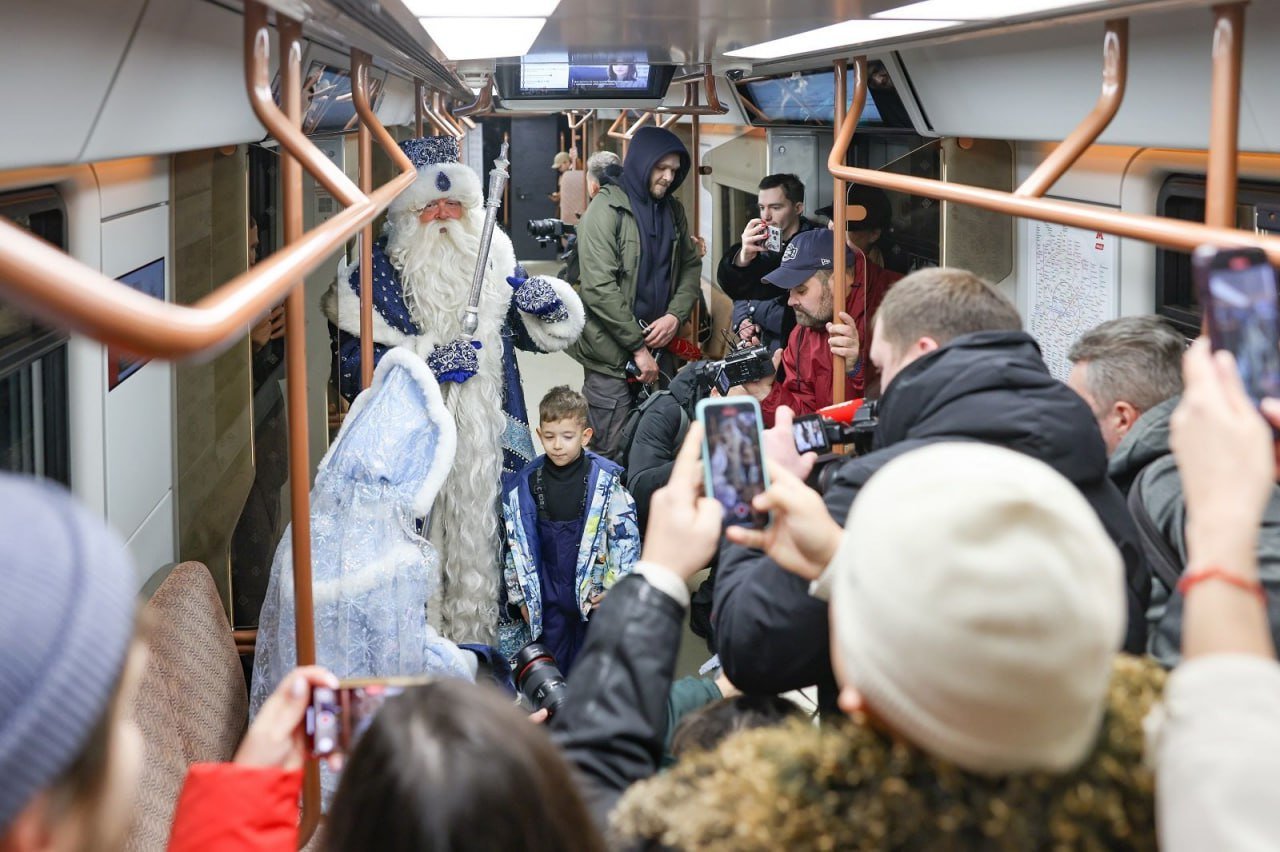 Московский Дед Мороз поздравил пассажиров метро с наступающим Новым годом и подарил им свыше 700 новогодних сувениров, рассказали в столичной мэрии  Он проехал от станции "Комсомольская" по всей Кольцевой линии.