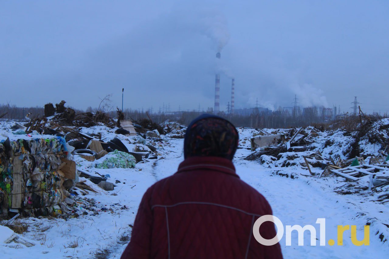 Перевод омских ТЭЦ на газ займёт минимум 4 года  Об этом в интервью «Коммерческим вестям» рассказал генеральный директор ТГК-11 Олег Хилько. По его словам, для подключения ТЭЦ-4 и 5 к газу потребуется строительство нового магистрального газопровода и увеличение пропускной способности существующих труб. Газпром заявил, что нужный объём газа  может быть доступен не ранее 2028–2029 годов.  Кроме того, отлы на ТЭЦ изначально были запроектированы для работы на угле, поэтому их необходимо адаптировать под использование газа. Перестройка одного котла занимает от восьми до десяти месяцев и возможна только в межотопительный сезон, чтобы не прерывать подачу тепла и электроэнергии. Так что при наиболее оптимистичном сценарии перевод ТЭЦ-4 и ТЭЦ-5 на газ займёт три-четыре года, начиная с момента решения всех организационных вопросов и обеспечения инфраструктуры.