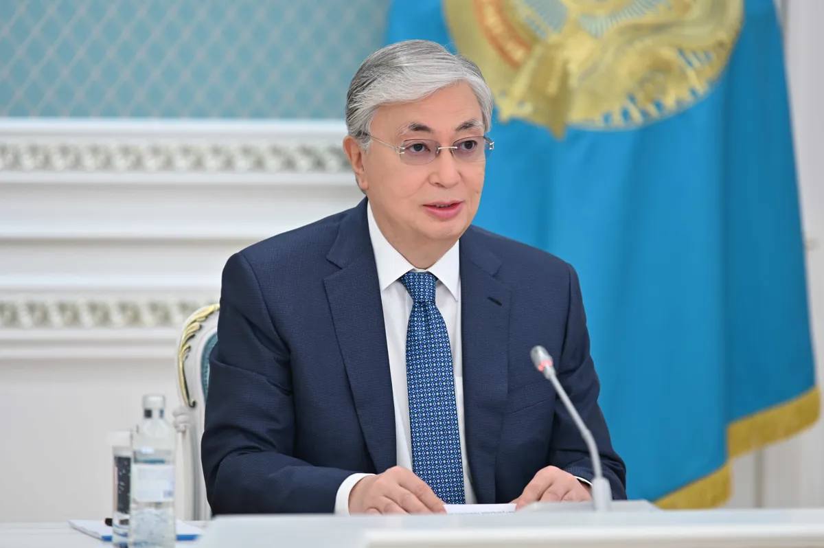 Токаев поручил усилить работу по профилактике наркомании  Глава государства указал на недопустимость популяризации наркотиков среди молодежи, отметив негативную тенденцию романтизации употребления запрещенных веществ и алкоголя в интернете и медиаиндустрии.  Особое внимание было уделено комплексу вопросов, связанных с повышением эффективности выявления, пресечения и наказания за наркоправонарушения.  – Производство и продажа любых видов наркотиков должны быть под строгим запретом и жесточайшим контролем со стороны государства, – заявил Президент.   Касым-Жомарт Токаев подчеркнул необходимость повышения эффективности противодействия транснациональной организованной преступности, а также изобличения организаторов наркомагазинов и нарколабораторий.  Глава государства отдельно остановился на значимости контроля сомнительных финансовых потоков, которые не должны оставаться вне поля зрения правоохранительной системы.  По итогам совещания Президент напомнил, что противодействие наркотизму невозможно без активного участия всего общества, а также дал ряд конкретных поручений Правительству, акимам регионов и ответственным государственным органам по усилению мер предупреждения наркомании и борьбы с наркобизнесом.
