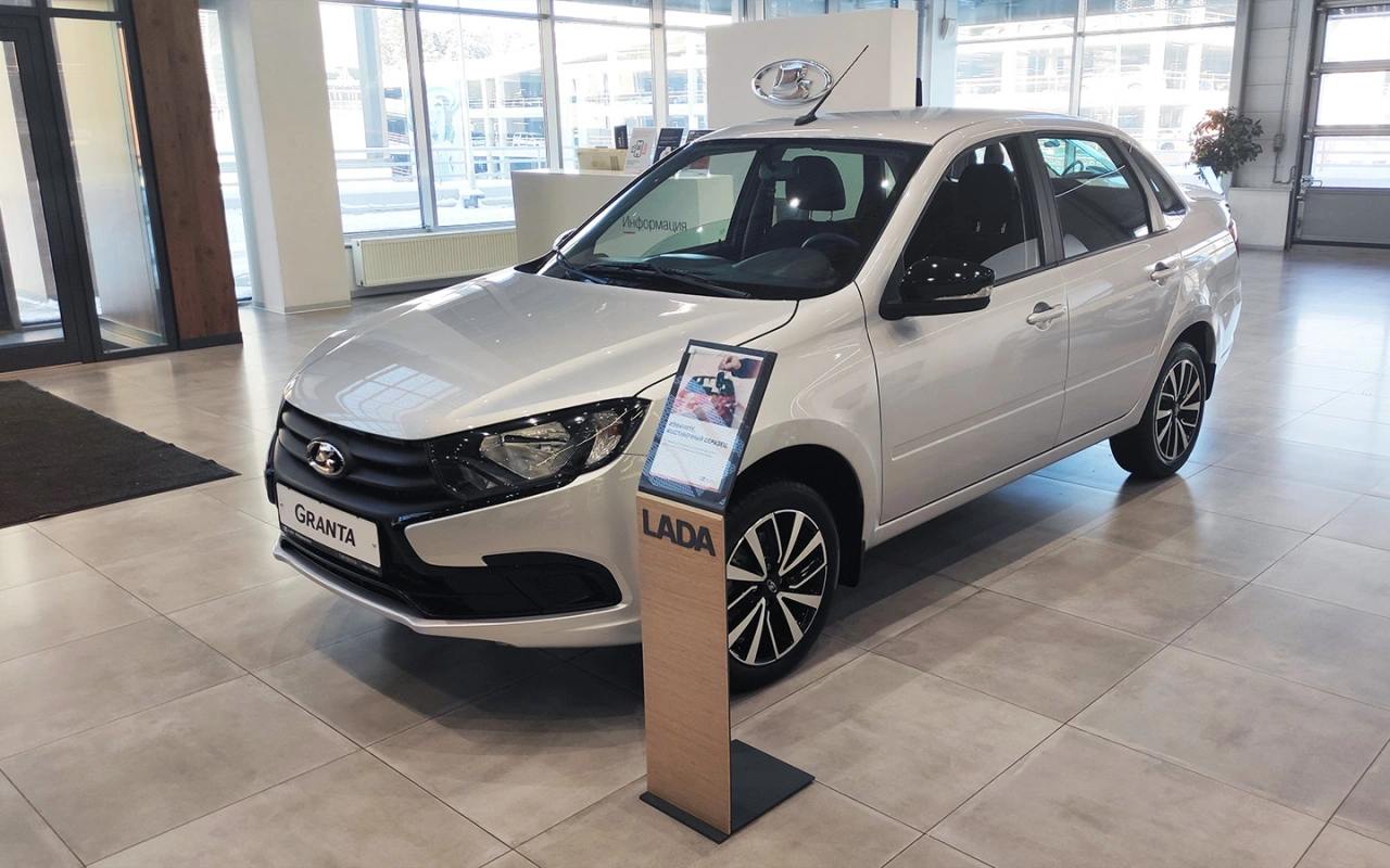 Сколько автомобилей продал АвтоВАЗ в начале 2025 года  1  Lada Granta 8 336 шт.;  2  Lada Vesta 6 194 шт.;   3  Lada Niva Travel — 2 497 шт.;   4  Lada Largus 1 307 шт.;   5  Niva Legend — 1 875 шт.   Всего в январе 2025 года АвтоВАЗ продал 20 802 автомобиля Lada, сообщила пресс-служба компании.  Также АвтоВАЗ сообщил о росте продаж моделей класса LCV  легкие коммерческие автомобили  — за январь реализовано 583 автомобиля, что на 43,7% больше, чем в январе 2024 года.