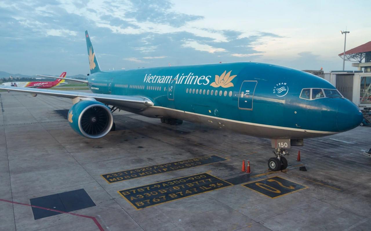 Vietnam Airlines может полететь из России в Нячанг и на остров Фукуок в 2026 году, пишет АТОР со ссылкой на главу российского представительства авиакомпании г-на Чан Минь Хоан. По его словам, с лета 2026 года Vietnam Airlines рассматривает возможность запуска новых прямых рейсов не только из Москвы, но и из Петербурга и Казани. При этом летать будут ещё в три города Вьетнама: Хошимин, Фукуок и Нячанг. 9 мая авиакомпания возобновила полёты между Москвой и Ханоем: рейсы выполняют на Boeing 787 дважды в неделю. Напомним, россияне могут находиться во Вьетнаме без виз до 45 дней. Гражданам Вьетнама для поездок в Россию пока нужно оформлять электронные визы. Страны прорабатывают введение механизма групповых безвизовых турпоездок по аналогии с Китаем и Ираном.