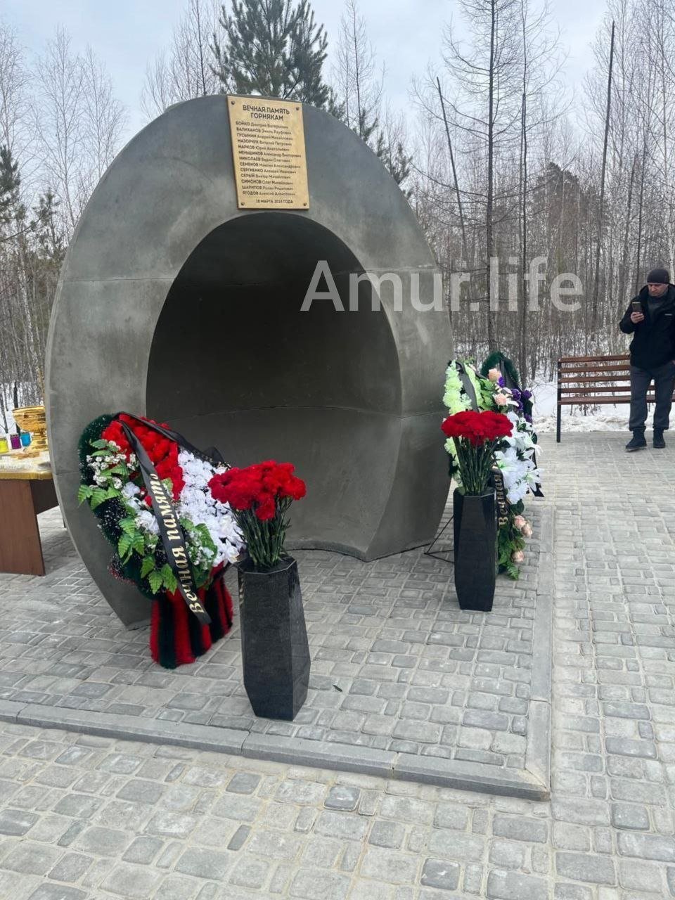 В среду, 18 марта, спустя год с момент трагедии на руднике «Пионер» в Зейском районе Приамурья, там открыли мемориал, посвященный памяти 13 погибших горняков. Фотографии есть в распоряжении редакции Amur.life.  Мемориал представляет собой шахтерскую каску, устремленную фонариком в небо, и одновременно напоминает вход в шахту.  На прикреплённой вверху табличке перечислены имена и фамилии всех рабочих, погребенных под обвалом в шахте рудника.  По словам родственников погибших рабочих, которых пригласили на открытие мемориала, он еще не доделан – здесь планируют установить фотографии погибших мужчин.    Как сообщал Amur.life, до этого память четверых погибших в Приамурье горняков увековечили в башкирском городе Сибай, откуда они были родом