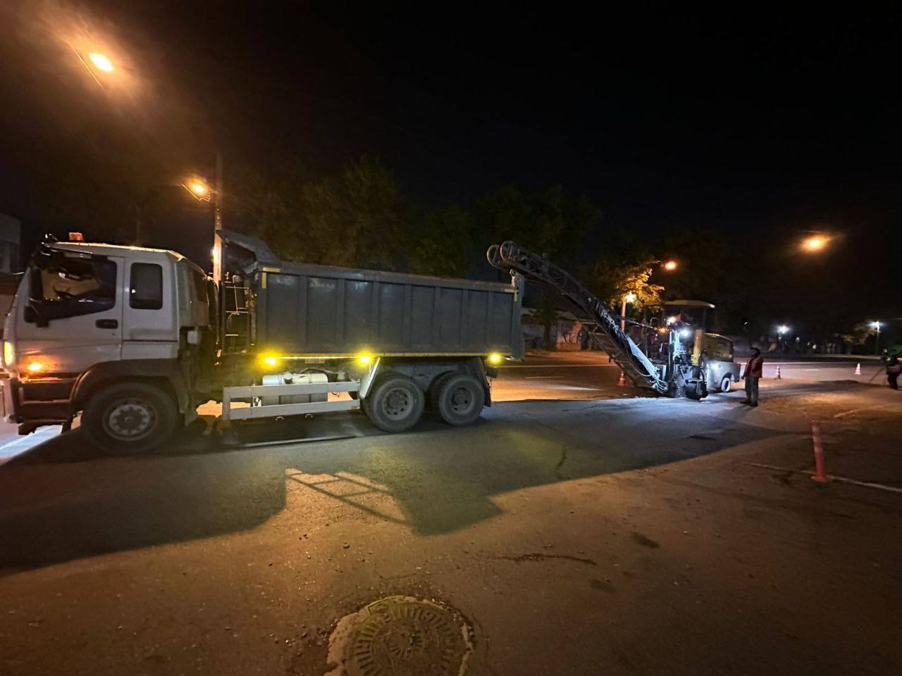 Во Владивостоке продолжается ремонт дорог. Работы проводят бригады муниципального предприятия «Содержание городских территорий» и компаний-подрядчиков.    На Маковского минувшей ночью заасфальтировали раннее подготовленные участки. Уложено 105 тонн асфальтобетона.    Ремонт проводят и в районе пересечения Военного Шоссе и Народного проспекта.     Комплексные дорожные работы продолжаются на Архангельской, Жигура, Стрелочной, Адмирала Горшкова и по другим адресам.  #РемонтДорог #ДорогиВладивостока