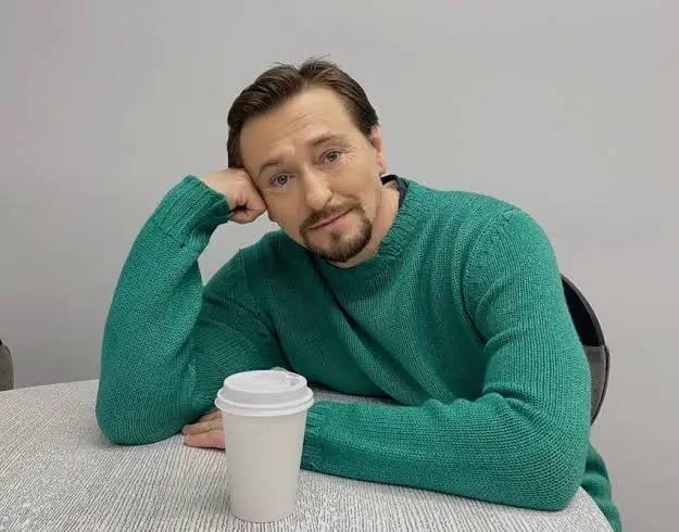 В Башкортостане состоится Детский фестиваль под руководством Сергея Безрукова ЭХО БДФ С 27 мая по 2 июня 2026 года в Республике Башкортостан состоится специальная программа Большого Детского фестиваля под руководством народного артиста Российской Федерации Сергея Безрукова региональный проект ЭХО БДФ В Правительстве Башкортостана состоялось заседание организационного комитета по подготовке и проведению специальной программы Большого Детского фестиваля ЭХО БДФ под председательством первого заместителя Премьер министра Правительства Республики Башкортостан Урала Кильсенбаева В работе оргкомитета приняли участие министр культуры Республики Башкортостан Амина Шафикова в режиме видеоконференцсвязи руководители Большого Детского фестиваля и Московского Губернского театра Лариса Вильясте Игорь Колобов Тесля и Юлия Чиркова В своем докладе министр культуры Республики Башкортостан Амина Шафикова рассказала о плане подготовки на региональном уровне Программа фестиваля ЭХО БДФ состоит из двух направлений Первое показы лучших спектаклей кино и анимационных фильмов лауреатов Большого Детского фестиваля В Уфе спектакли будут представлены на трех площадках Молодежный театр Театр кукол Русский драматический театр открытие с показом спектакля Маленький принц состоится в Театре оперы и балета отметила Амина Шафикова Второе направление образовательная программа форума В рамках фестиваля состоятся творческие встречи с современными авторами и иллюстраторами просветительские программы для представителей культурной сферы Мастер классы по вокалу сценической речи и движению актерскому мастерству проведут известные педагоги По итогам заседания утверждены ключевые направления работы оргкомитета Первый заместитель Премьер министра Правительства Республики Башкортостан Урал Кильсенбаев поручил уделить особое внимание безопасности детей и качеству художественной программы Он подчеркнул что задача оргкомитета обеспечить комфортные и запоминающиеся условия для юных участников и их родителей ЭХО БДФ значимое событие для общероссийского культурного пространства Программа обеспечивает жителям регионов доступ к лучшим образцам современного искусства способствует творческому развитию детей и подростков предоставляет профессиональному сообществу новые инструменты для повышения эффективности работы События программы становятся точкой притяжения для семейной аудитории и профессионалов создают оживленную культурную среду Наш принцип качественное современное искусство и актуальные знания должны быть доступны каждому Искренне верю что встреча с Башкирией в рамках ЭХО БДФ станет взаимным творческим открытием и обогащением и для проекта и для жителей региона отметил народный артист Российской Федерации художественный руководитель Большого Детского фестиваля и Московского Губернского театра Сергей Безруков С 2021 года ЭХО БДФ знакомит жителей российских регионов с профессиональными театральными постановками фильмами и книгами для детей и подростков лауреатами Большого Детского фестиваля За четыре года программа проводилась в 14 регионах от Калининграда до Камчатки от Карелии и Югры до Дагестана от Севастополя до Алтая pravitelstvorb ru БашПрирода