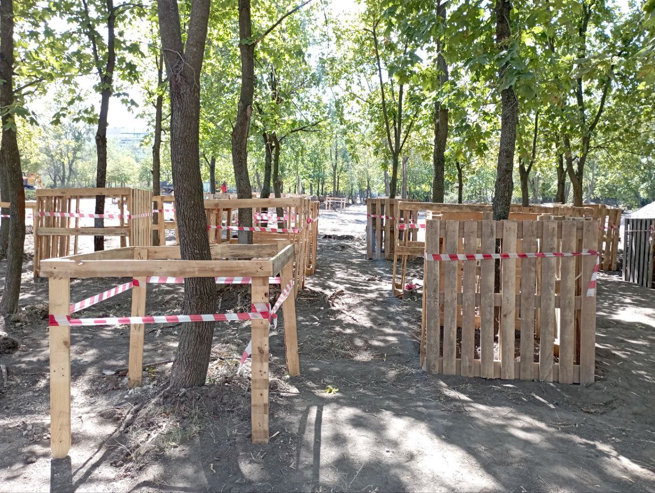 Демонтажные работы в столичном парке «Дружба» выполнены на 90% В ближайшее время стартует процесс укладки новых коммуникаций, которые позволят сделать это общественное пространство более современным и комфортным, сообщила в своем ТГ-канале глава столичной Администрации Яна Пащенко. Здесь запланировано строительство двух фонтанов, один из которых будет перетекать в ручей. Также здесь появится летняя эстрада, территория для отдыха людей преклонного возраста, зона тренировки и выгула домашних животных, несколько необычных спортивных локаций. ⏺Также в парке предусмотрено сохранение и постепенное обновление зелёных насаждений.