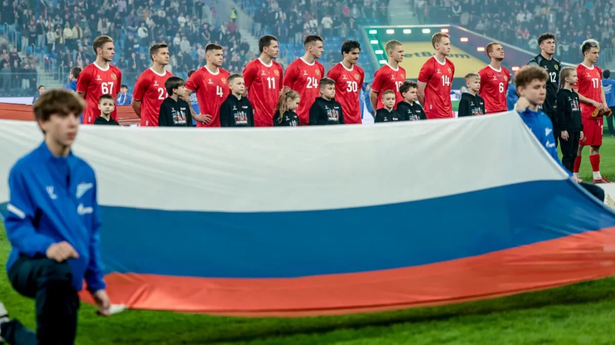 Сборная России может провести три товарищеских матча в июне Об этом Матч ТВ рассказал генеральный секретарь РФС Максим Митрофанов Наша основная задача сегодня возвращение главной сборной в международные соревнованиям в том числе к отборочному турниру Евро 2028 С 2022 года наши команды выступают с флагом и гимном в товарищеских матчах Нам удалось добиться неналожения подобного рода ограничений Все товарищеские матчи сборной являются официальными и проходят в соответствии с регламентами ФИФА их результаты учитываются в рейтинге ФИФА Очень важно что нам удалось отстоять эти позиции для рейтинга на будущее Параллельно наши юниорские мужские и женские сборные регулярно играют в турнирах развития под эгидой УЕФА с флагом и гимном ближайшие пройдут в апреле в Белоруссии и Казахстане Что касается ближайших товарищеских матчей сборной России то мы ведём переговоры Они как известно любят тишину и идут объективно достаточно сложно Ближайшее окно в июне Думаю в это время удастся провести три товарищеских матча Скоро расскажем с какими командами и где news matchtv Наш канал в MAX Михаил Шапаев РФС