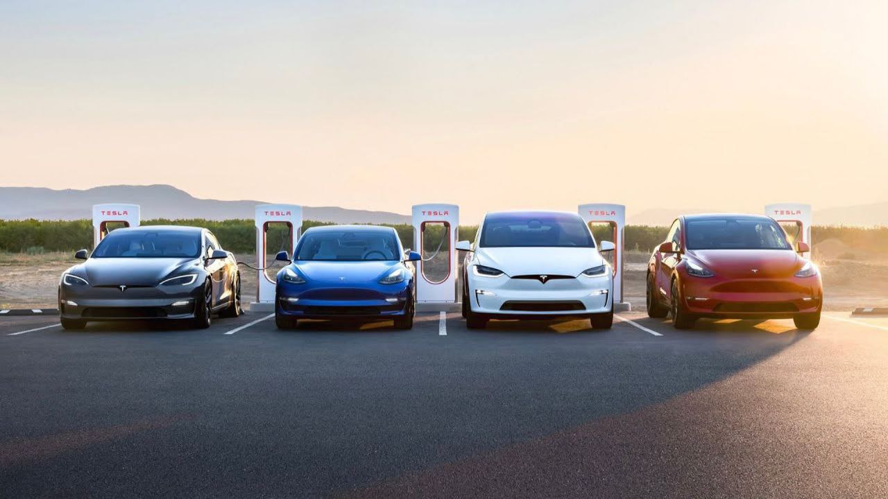 Передумали Tesla готовится добавить поддержку CarPlay После многих лет отказа от интеграции сторонних систем Tesla наконец планирует внедрить поддержку Apple CarPlay в свои автомобили По данным источников функция уже проходит тестирование и может появиться в ближайшие месяцы В отличие от большинства производителей Tesla реализует CarPlay не в полноэкранном формате а в виде отдельного окна внутри собственного интерфейса Естественно будет доступен только стандартный беспроводной CarPlay без поддержки CarPlay Ultra Решение всё таки добавить эту фишку связано с тем что многие покупатели отказывались от Tesla именно из за отсутствия совместимости с экосистемой Apple Когда дело касается оттока клиентов политика изоляции собственных систем уходит на второй план