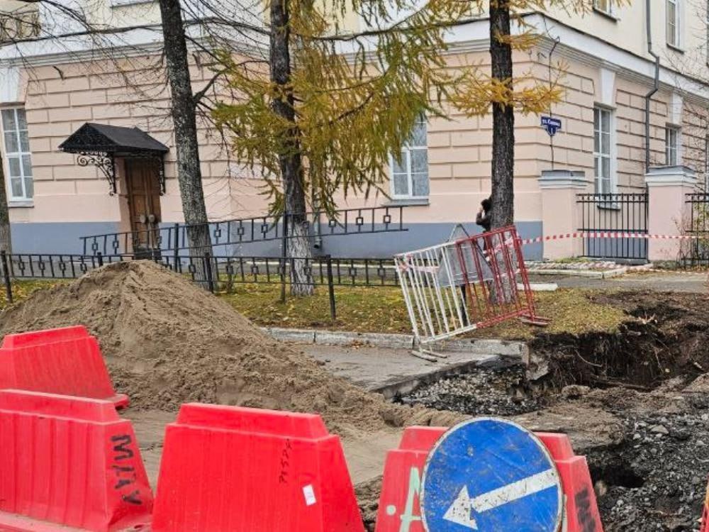 Мент оборотень отправится сидеть Экс начальник ЦПЭ УМВД по Архангельской области Воробьёв осуждён Октябрьский районный суд города Архангельска рассмотрел уголовное дело в отношении бывшего начальника центра по противодействию экстремизму регионального УМВД Экс полковник полиции Дмитрий Воробьёв признан виновным в превышении должностных полномочий а также в получении взятки в виде имущества за совершение действий в пользу взяткодателя и представляемых им лиц входящих в служебные полномочия должностного лица а также за общее покровительство Иными словами брал с бывшего начальства регионального мусорного оператора борзыми щенками за информацию и крышу Кроме того осужденный фактически проводил в интересах представителя организации оперативно розыскные мероприятия связанные в том числе с наведением справок и использованием информационных систем МВД России С учетом данных о личности виновного который не судим характеризуется удовлетворительно ему назначено наказание в виде 4 лет лишения свободы с отбыванием наказания в исправительной колонии общего режима с лишением права занимать должности на государственной службе в правоохранительных органах РФ связанные с осуществлением функций представителя власти на срок 2 года 6 месяцев на основании ст 48 УК РФ виновный также лишен специального звания полковник полиции В собственность государства конфискована денежная сумма равная сумме взятки Приговор суда в законную силу не вступил