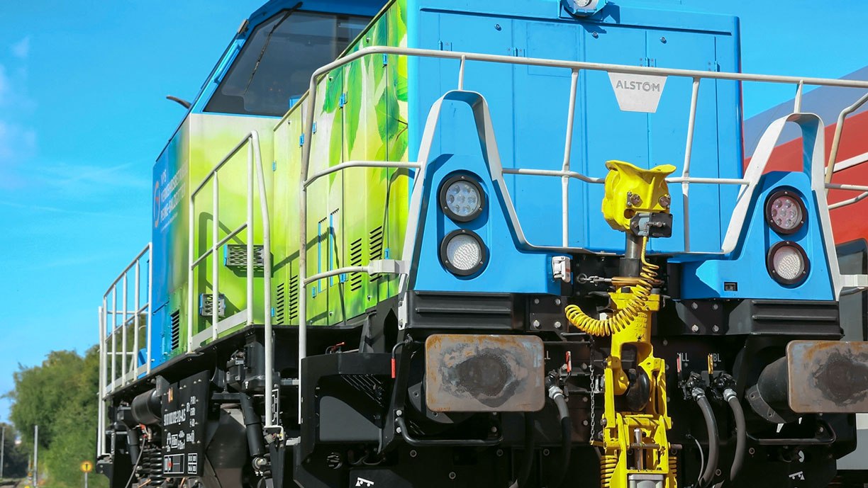 Alstom первая поездка модернизированного локомотива на водородном топливе На путях предприятия Alstom в Зальцгиттере Германия состоялась первая поездка модернизированного маневрового тепловоза использующего водородное топливо вместо дизельного Техническое решение для модернизации разработано компанией Alstom совместно с партнерами представляющими транспортные и научно исследовательские организации при финансовой поддержке федеральной земли Нижняя Саксония О выполнении исследовательского проекта направленного на перевод эксплуатируемых маневровых тепловозов на водородное топливо было объявлено в октябре 2022 г месяц спустя Alstom показала локомотив переоборудованный в рамках проекта Планируется в течение примерно 1 мес провести эксплуатационные испытания переоборудованного локомотива на   zdmira com news alstom pervaya poezdka modernizirovannogo lokomotiva na vodorodnom toplive