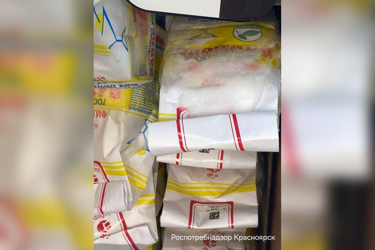 В Красноярске ТЦ Метро оштрафовали за повторную заморозку продуктов Плановые проверки проводили специалисты краевого Роспотребнадзора В морозильных витринах нашли мороженое блины полуфабрикаты и пельмени слипшиеся в комок которые явно были повторно заморожены Продукты сняли с продажи их списал руководитель Также выяснилось что в ТЦ не соблюдалась кратность дезинфекций Компанию оштрафовали на десять тысяч рублей Штраф уже оплачен краевой Роспотребнадзор Подписаться на kpkrsk