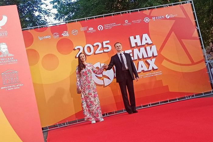 В Кирове открылся четвертый фестиваль искусств «На семи холмах»  12+ , объединяющий театр, кино и журналистику.   Церемония стартовала с торжественного прохода звезд российского кино по красной дорожке на Театральной площади.  В первый день фестиваля состоялось вручение специального приза народной артистке России Валентине Теличкиной за вклад в развитие отечественного искусства. Ветеран кинематографа выразила благодарность за награду и отметила теплый прием кировской публики.