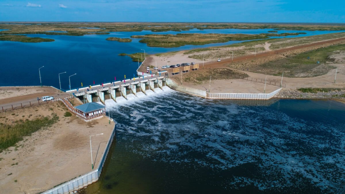 Казахстан и Россия будут ежедневно обмениваться водными данными  Страны начали ежедневный обмен информацией по всем трансграничным рекам, протекающим между Казахстаном и Россией, для подготовки к паводкам.  Этим занимается Совместная Казахстанско-Российская рабочая группа по взаимодействию при пропуске половодий и паводков.   Стороны уже проинформировали друг друга об установленных и планируемых режимах работы водохранилищ, а также обменялись прогнозами по притокам воды в водохранилища и ожидаемым уровням воды в трансграничных реках.  "В данный момент ведется постоянное наблюдение за уровнем воды в реках и водохранилищах Казахстана, организовано круглосуточное дежурство. На водохранилищах обеспечиваются свободные емкости для принятия и безопасного пропуска паводковой воды. Очищены 240 км рек, включая Ертис и Жайык, которые также протекают по территории РФ", - сообщил вице-министр водных ресурсов и ирригации Казахстана Нурлан Алдамжаров.