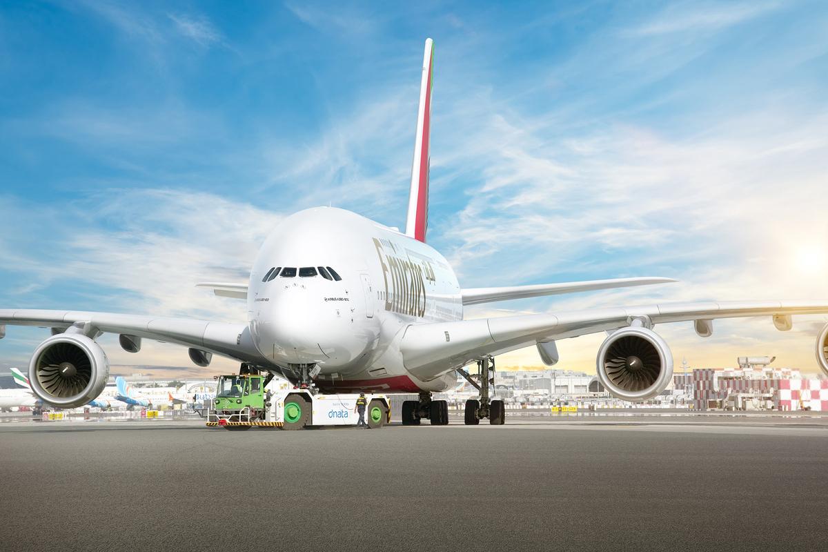 Emirates снова бьёт рекорды Авиакомпания Emirates за первые шесть месяцев 2025 2026 финансового года получила рекордную прибыль в размере 3 3 млрд долларов Это уже четвёртый подряд рекордный результат подтверждающий устойчивость бизнес модели Emirates даже в условиях нестабильной мировой экономики Чистая прибыль выросла на 13 по сравнению с прошлым годом а показатель EBITDA достиг 5 7 млрд долларов По словам шейха Ахмеда бин Саида Аль Мактума Emirates остаётся самой прибыльной авиакомпанией в мире за отчётный период Успех компания связывает с высоким спросом и растущей лояльностью пассажиров Прибыль позволяет Emirates и dnata Dubai National Air Travel Agency одна из крупнейших в мире компаний в сфере авиационного обслуживания входящая в Emirates Group активно инвестировать в цифровизацию повышение качества сервиса и развитие персонала В первом полугодии авиакомпания ввела в состав флота пять новых A350 и завершила модернизацию 23 самолётов в рамках программы стоимостью 5 млрд долларов Обновлённые A380 и Boeing 777 теперь летают на 61 маршруте с бизнес и премиум эконом классами нового поколения Emirates расширила сеть до 153 направлений открыв рейсы в Дананг Сиемреап Шэньчжэнь и Ханчжоу а также усилила партнёрства с Air Seychelles Condor и Aurigny За полгода авиакомпания перевезла 27 8 млн пассажиров и 1 25 млн тонн грузов Emirates подтверждает даже на насыщенном рынке можно расти если делать ставку на качество инновации и доверие к бренду Напомним что по итогам года Emirates уже несколько лет подряд выплачивает рекордные щедрые бонусы своим сотрудникам    AviaNews